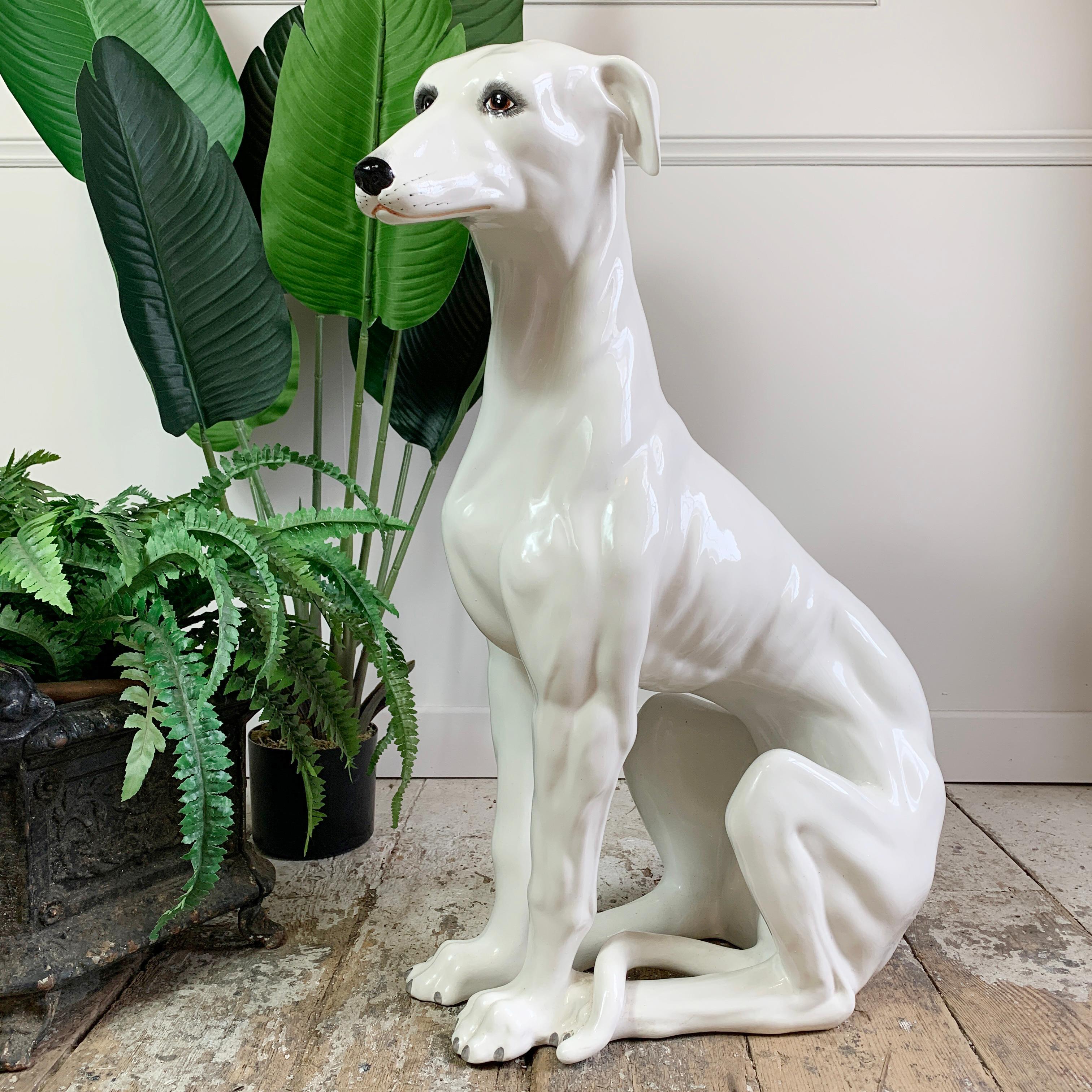 Eine absolut atemberaubend detaillierte, handgefertigte große Greyhound-Statue aus Keramik. Aus den 1960er Jahren, italienisch und auf dem Sockel vollständig gestempelt. Es handelt sich um ein echtes Originalstück aus italienischer Keramik, in