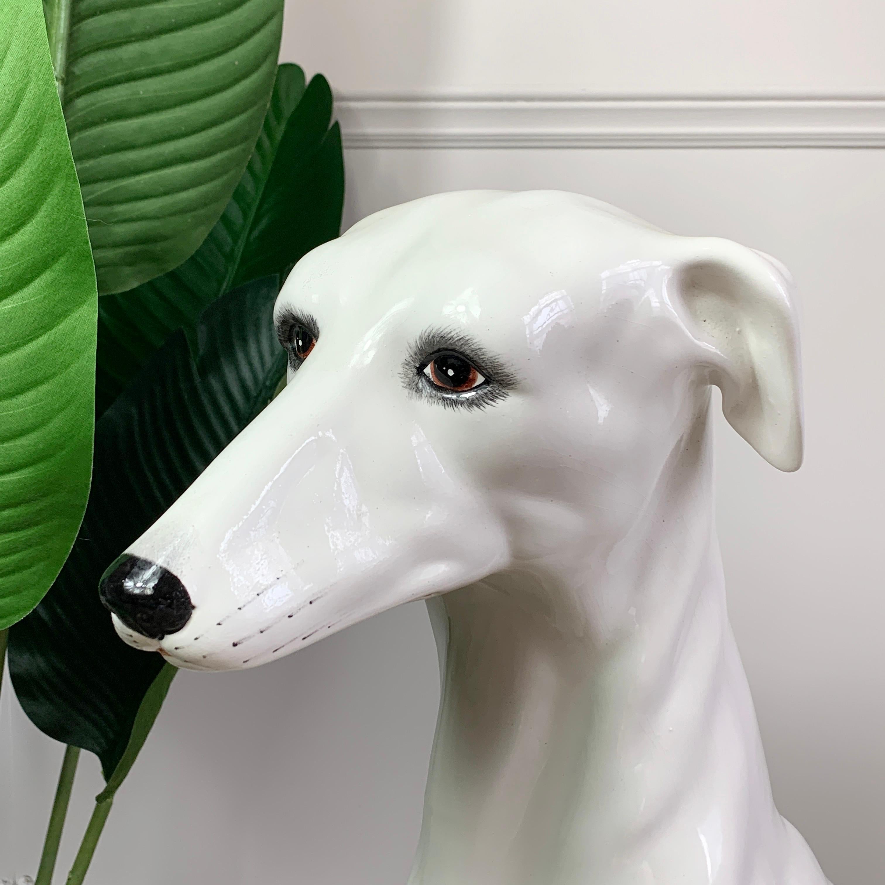 Italienischer weißer Keramikkünstler mit Windhund, 1960er Jahre  (Handgefertigt) im Angebot