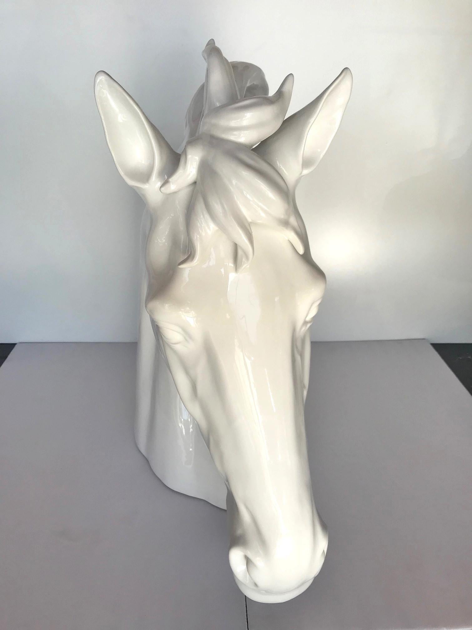 Sculpture de tête de cheval décorative en céramique blanche italienne / Fabriquée en Italie.