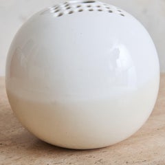 Vaso a orbita in ceramica bianca italiana di Franco Bucci per Laboratorio Pesaro, anni '60