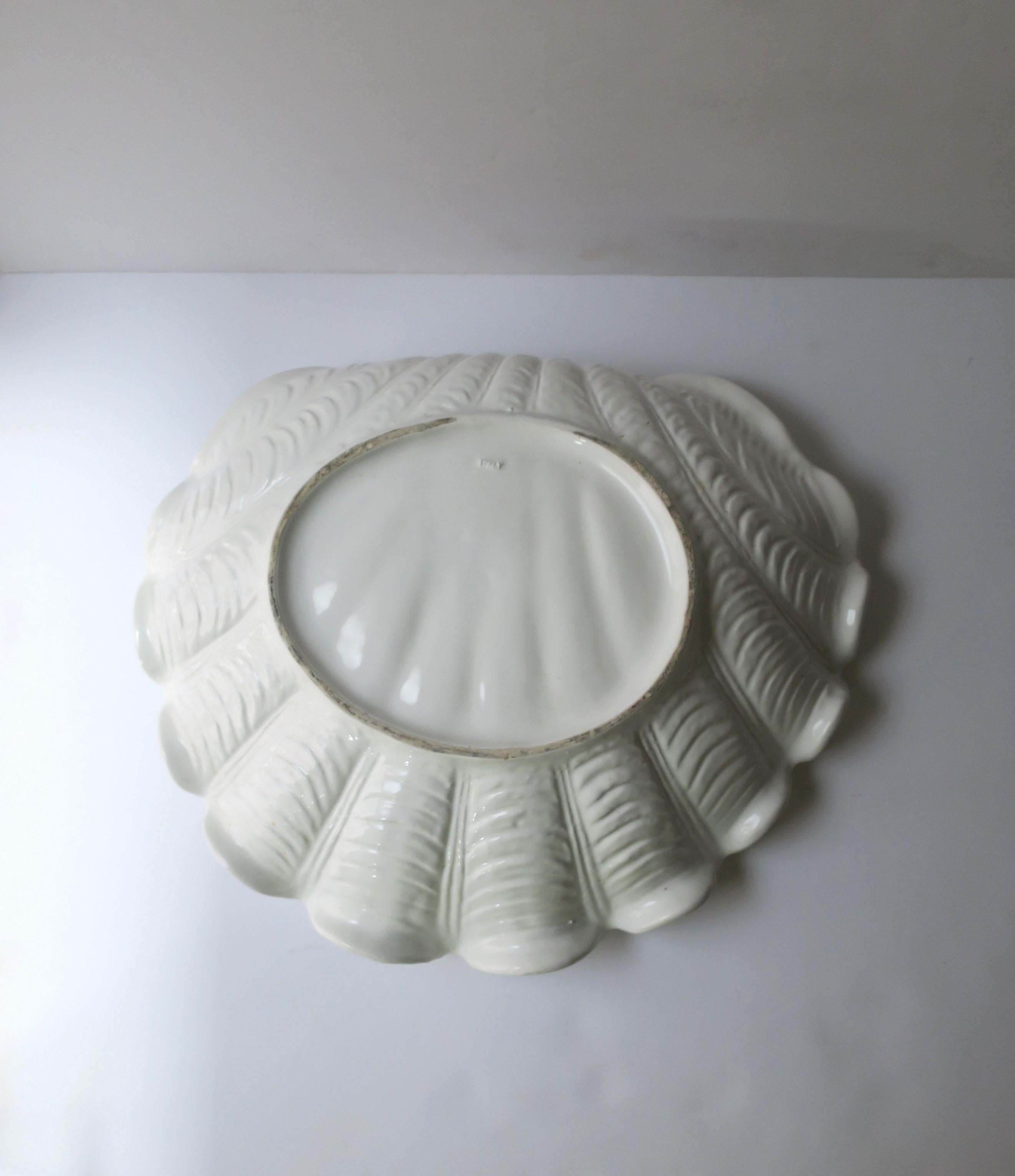 Bol de centre de table italien en céramique blanche coquillage Clam Shell en vente 3