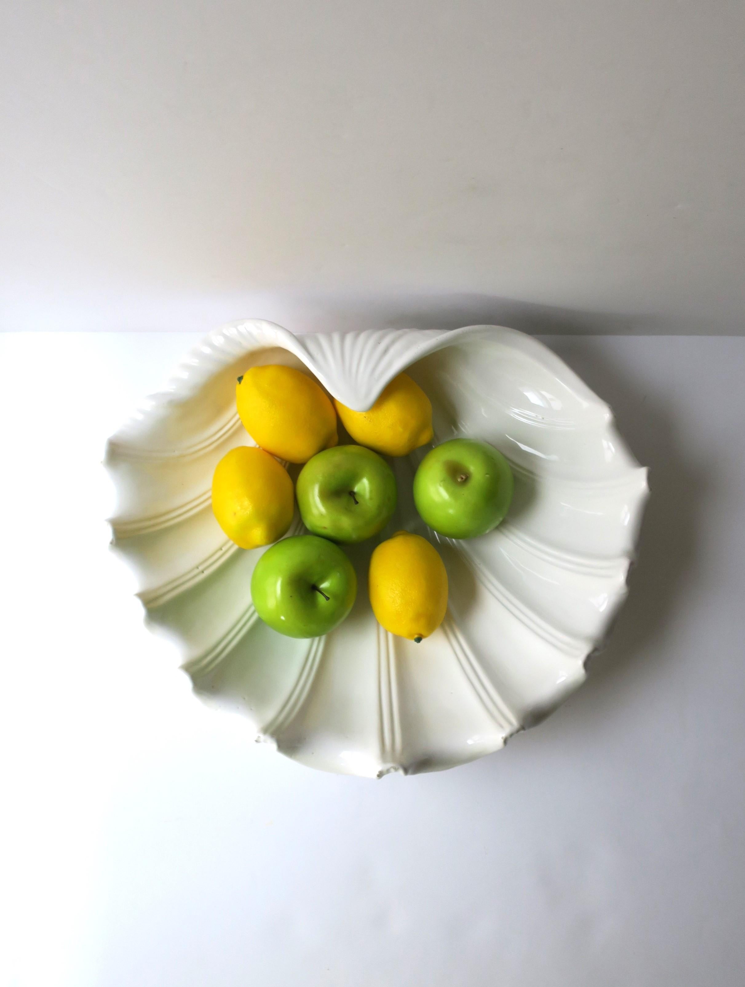 Bol de centre de table italien en céramique blanche coquillage Clam Shell Bon état - En vente à New York, NY