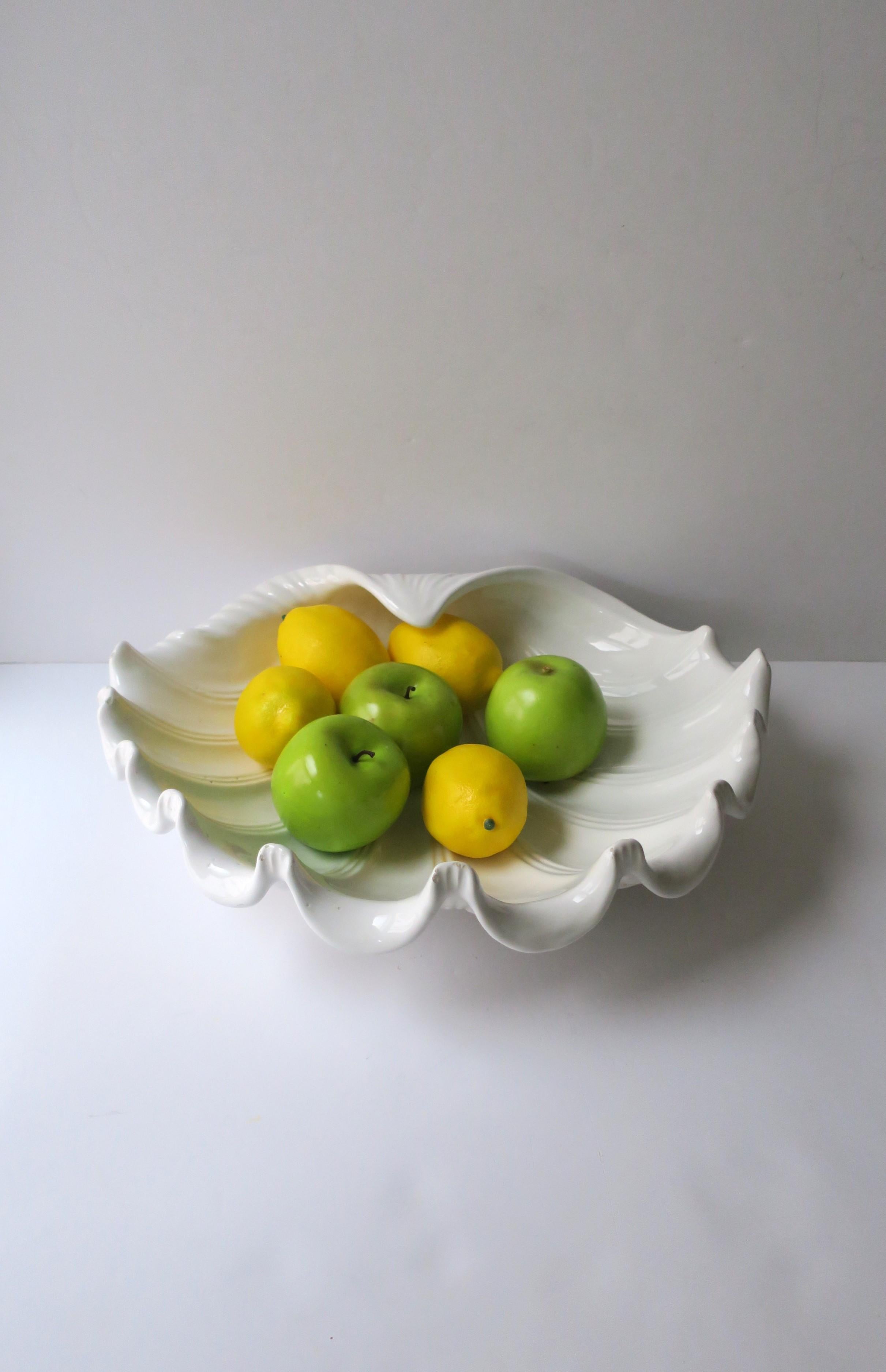 20ième siècle Bol de centre de table italien en céramique blanche coquillage Clam Shell en vente