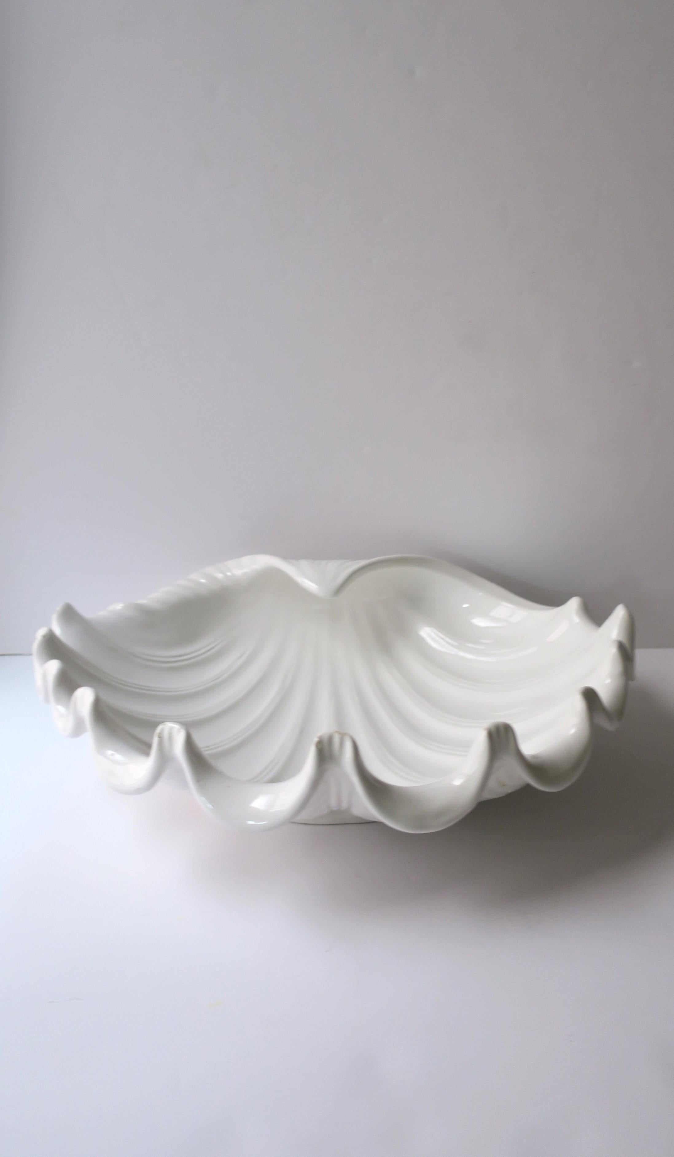 Céramique Bol de centre de table italien en céramique blanche coquillage Clam Shell en vente