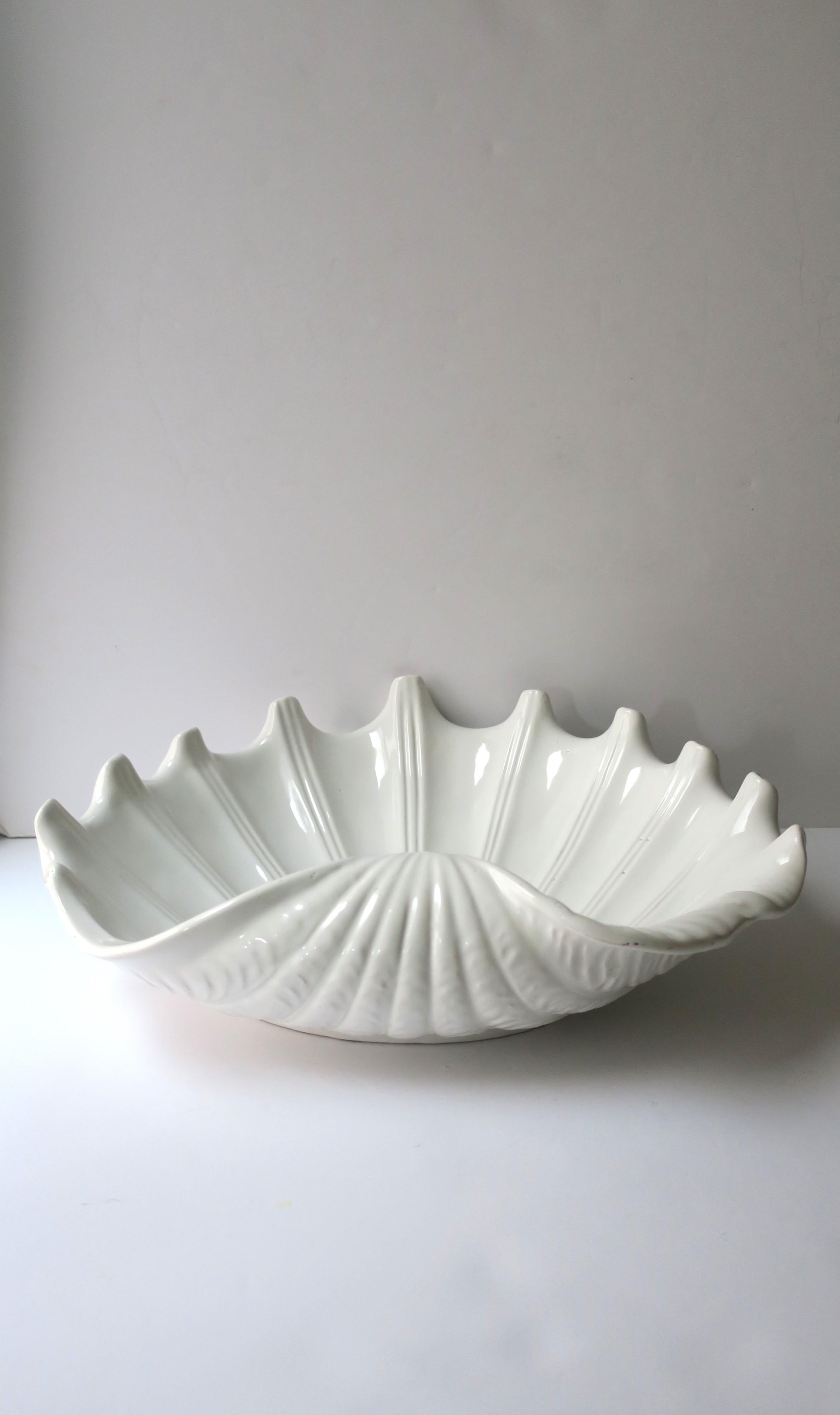 Bol de centre de table italien en céramique blanche coquillage Clam Shell en vente 2