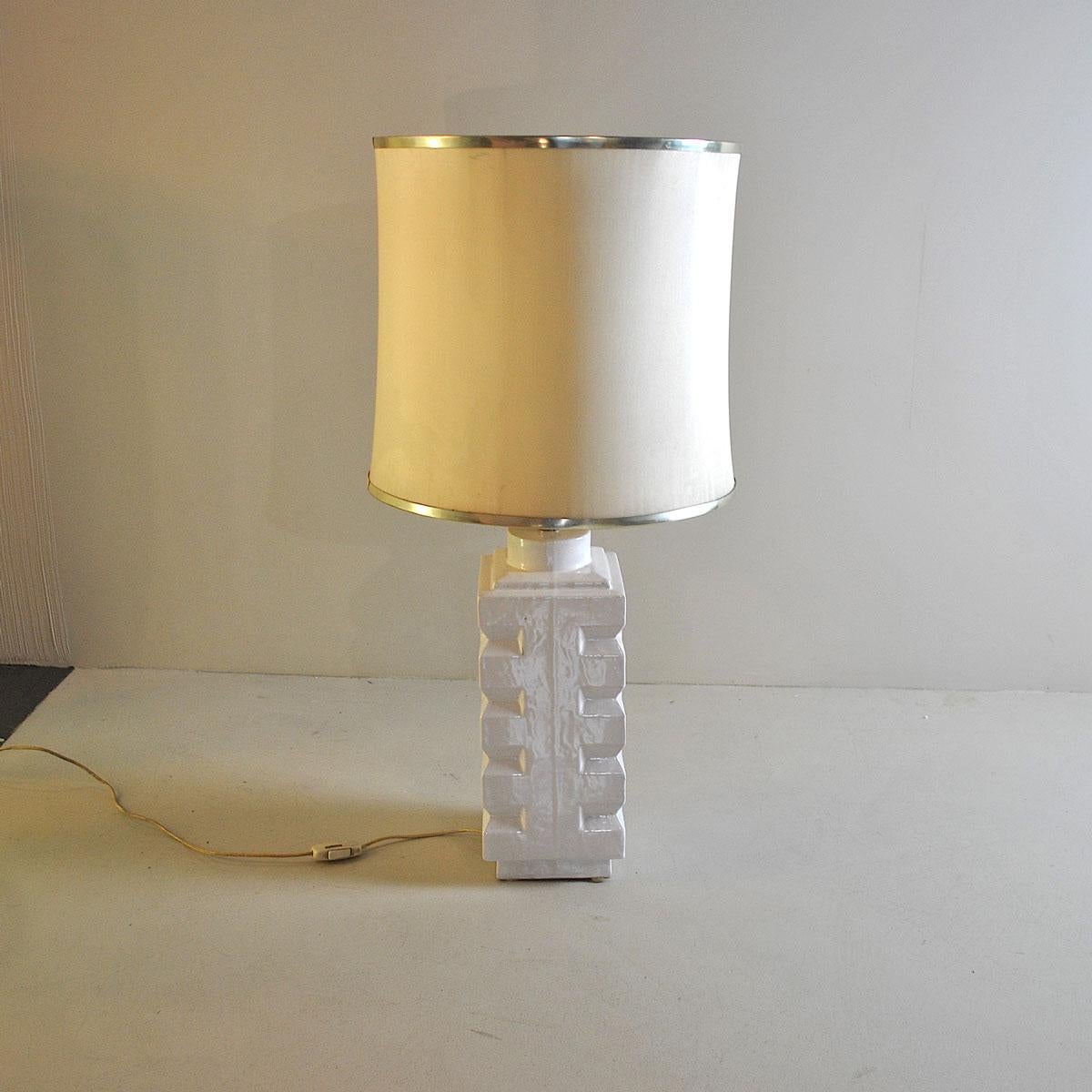 Lampe italienne des années 1970 en céramique blanche.

La lampe est vendue sans l'abat-jour sur la photo, mais il peut être demandé dans la forme, les tailles et les couleurs à volonté avec un prix supplémentaire.