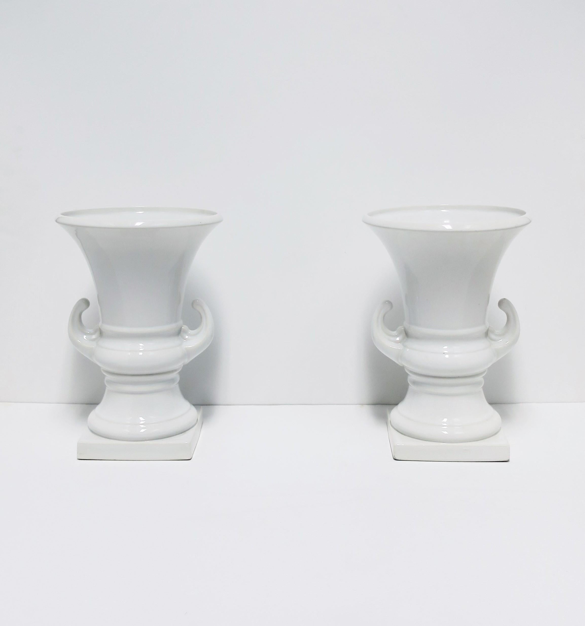 Italienische weiße Keramikurnen im neoklassischen Stil, Paar im Angebot 5
