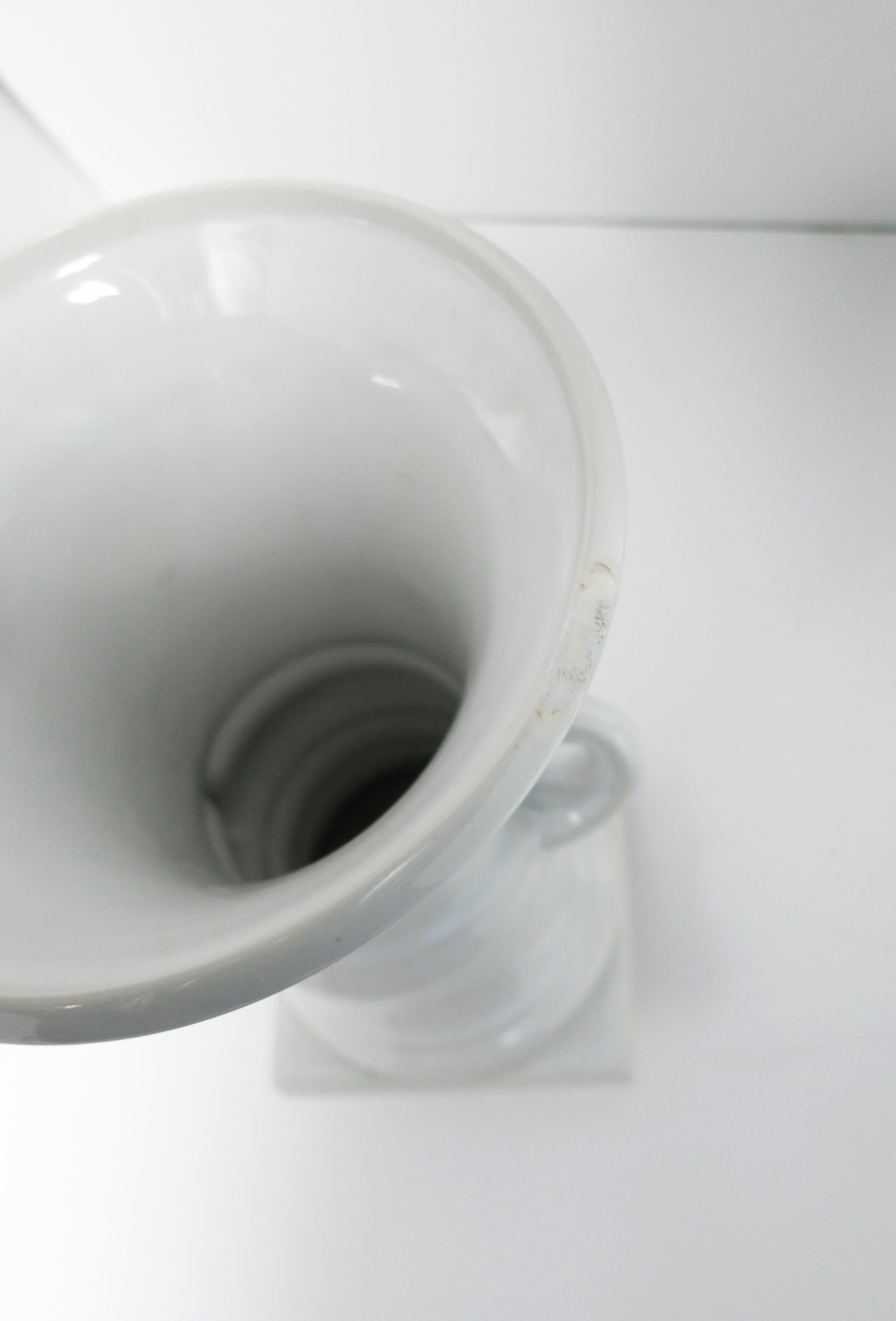 Urne italiane in ceramica bianca in stile neoclassico, coppia in vendita 7