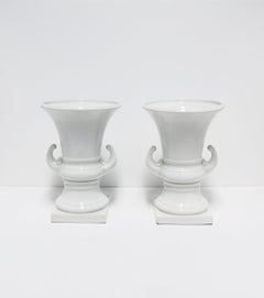 Urne italiane in ceramica bianca in stile neoclassico, coppia