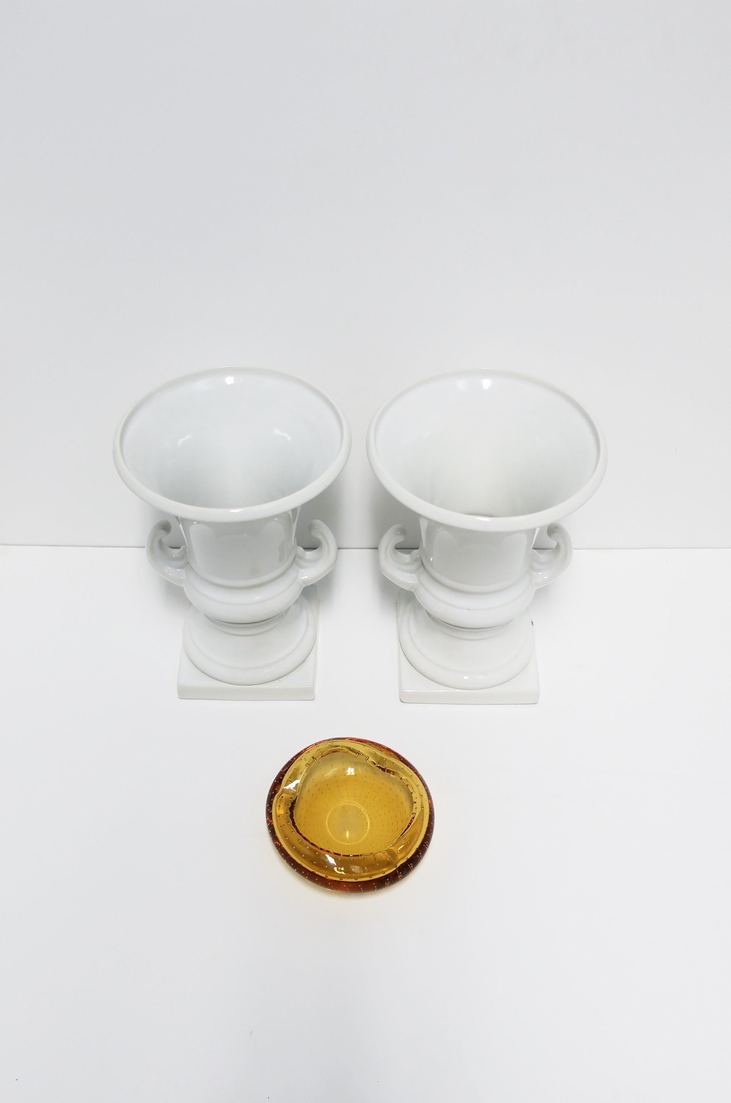 Urne italiane in ceramica bianca in stile neoclassico, coppia in vendita 1
