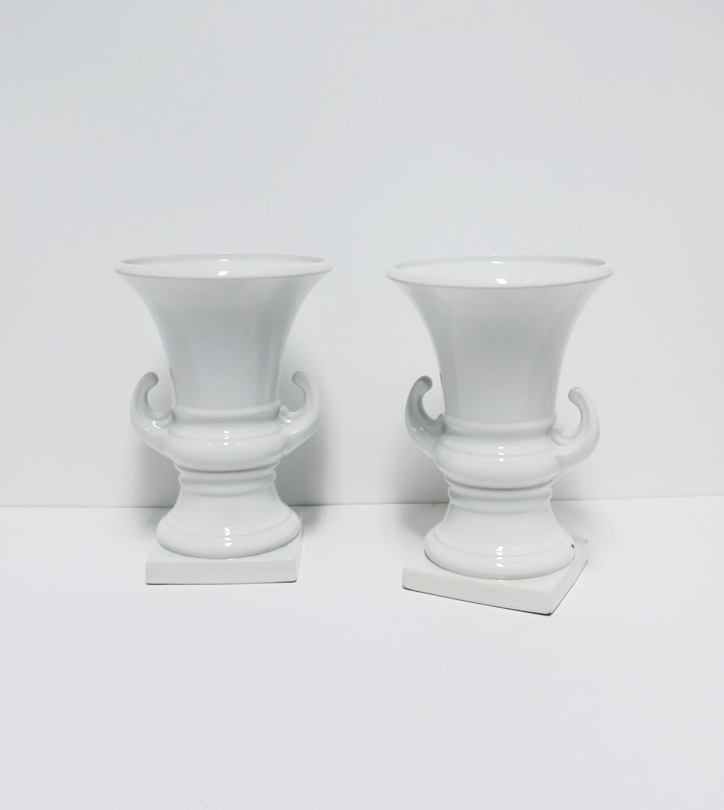 Italienische weiße Keramikurnen im neoklassischen Stil, Paar im Angebot 3