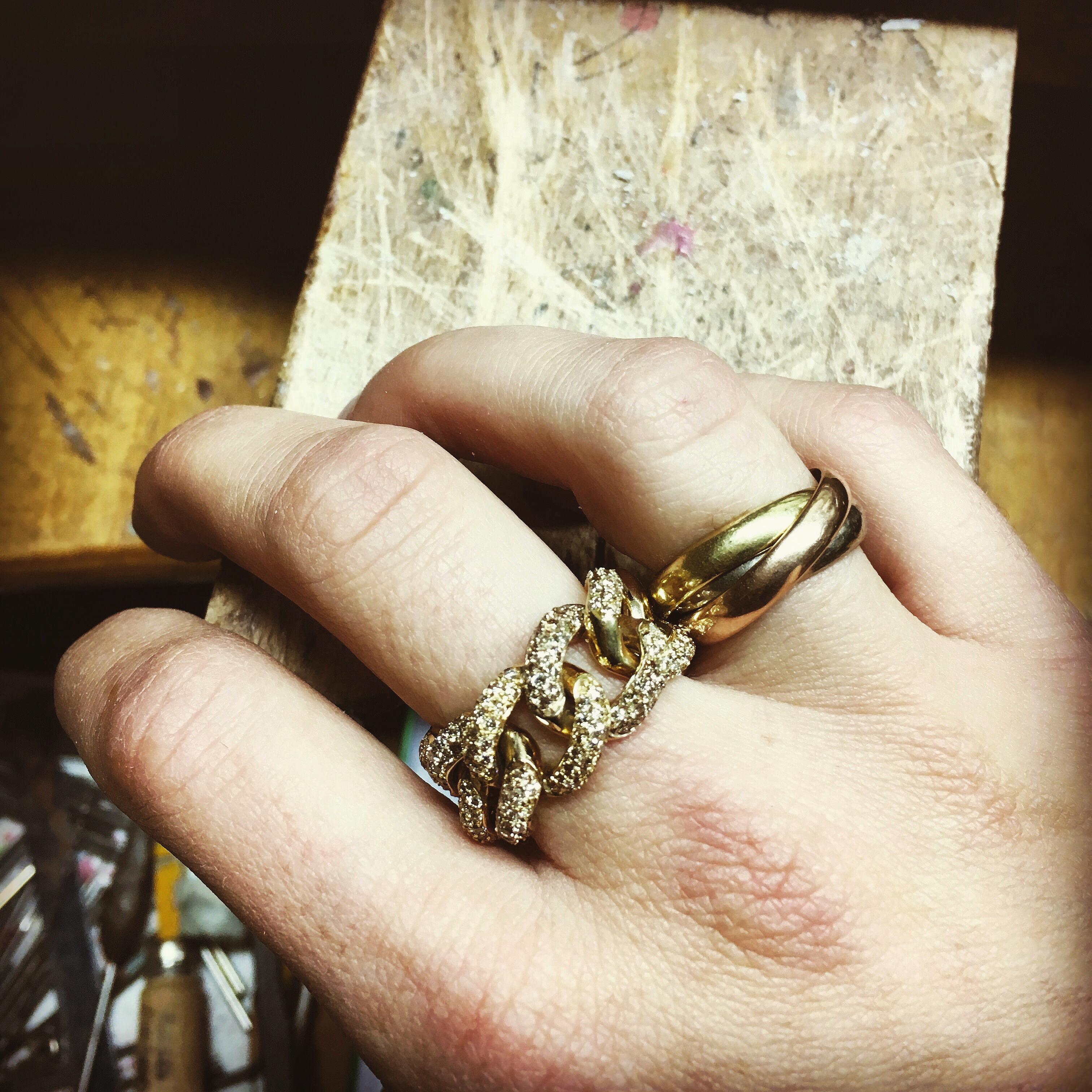 Anello da cocktail con diamante bianco italiano in oro giallo 18 carati con catena ad incastro in vendita 1