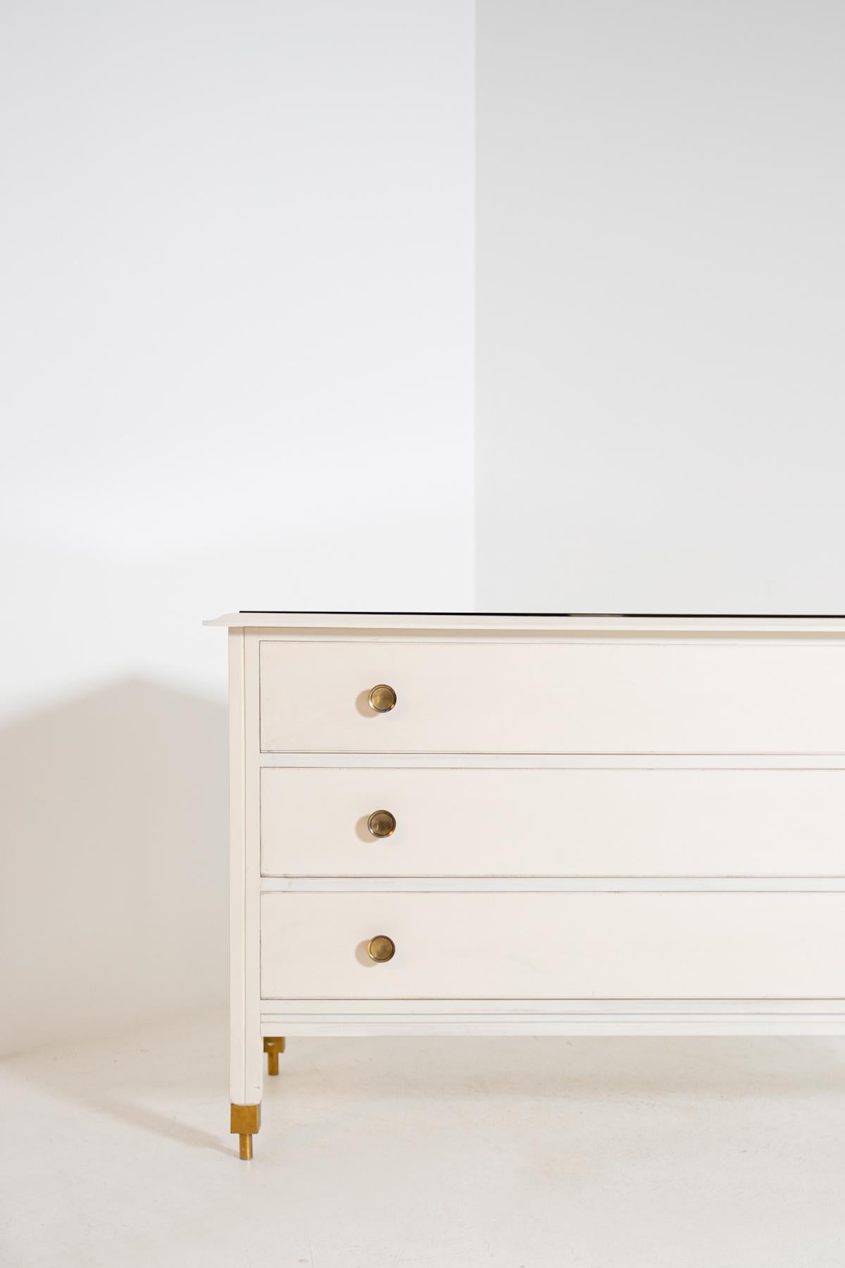 Elegant chest of drawers designed by Carlo de Carli for the Italian manufacturer Sormani in 1964, model D154. The chest of drawers is made of white lacquered wood with brass details and round knobs. Note the feet of the cabinet: they are made with