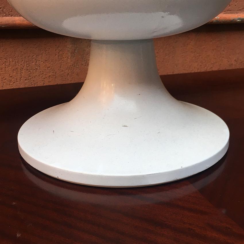 Post-Modern Italian White Enameled Metal and Plexiglass Table Lamp, 1970s For Sale