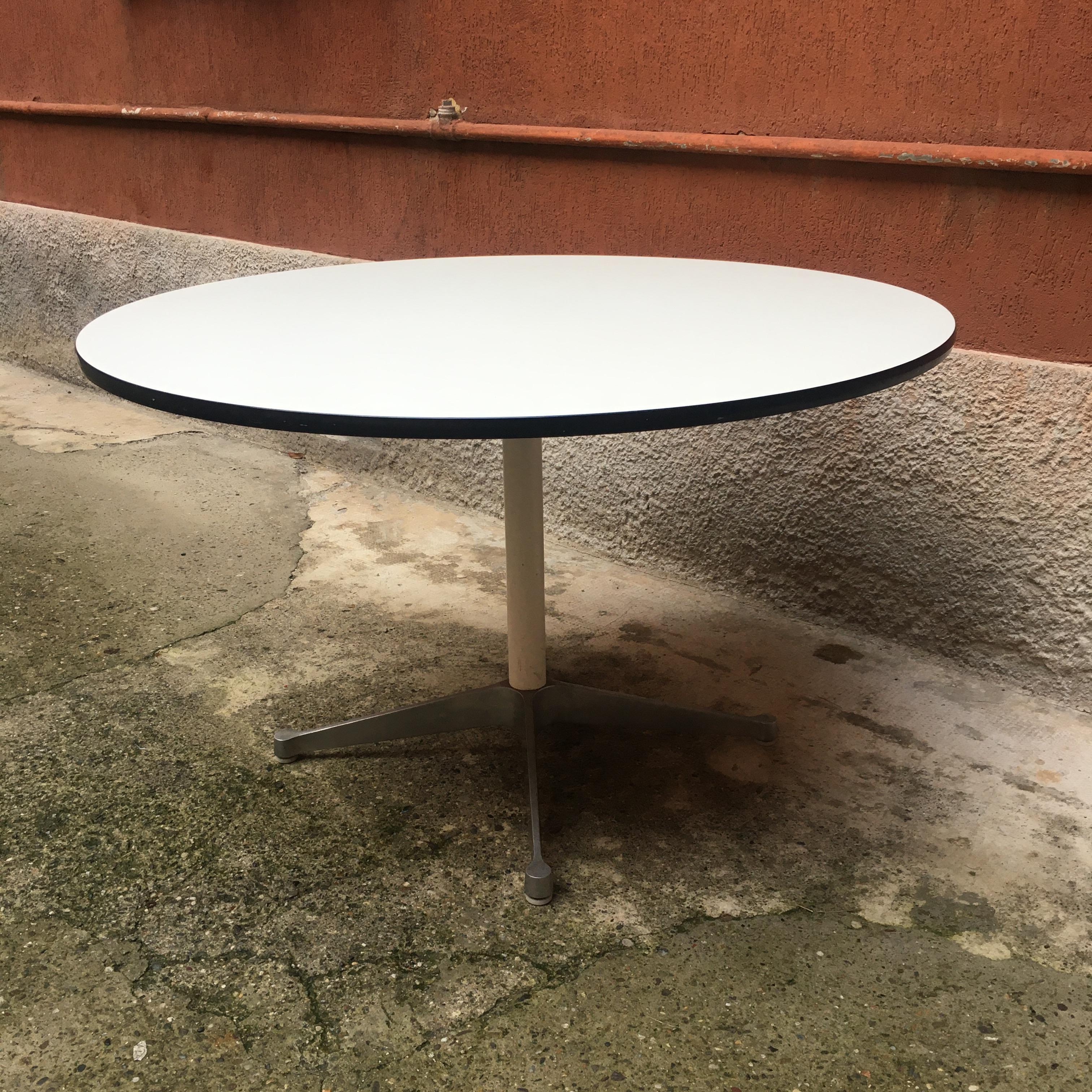 Italian white enameled round dining table, 1970s
Wood round table with white laminate finish and black enameled edge, central structure in white enameled metal and four legs in brushed steel
Very good condition.