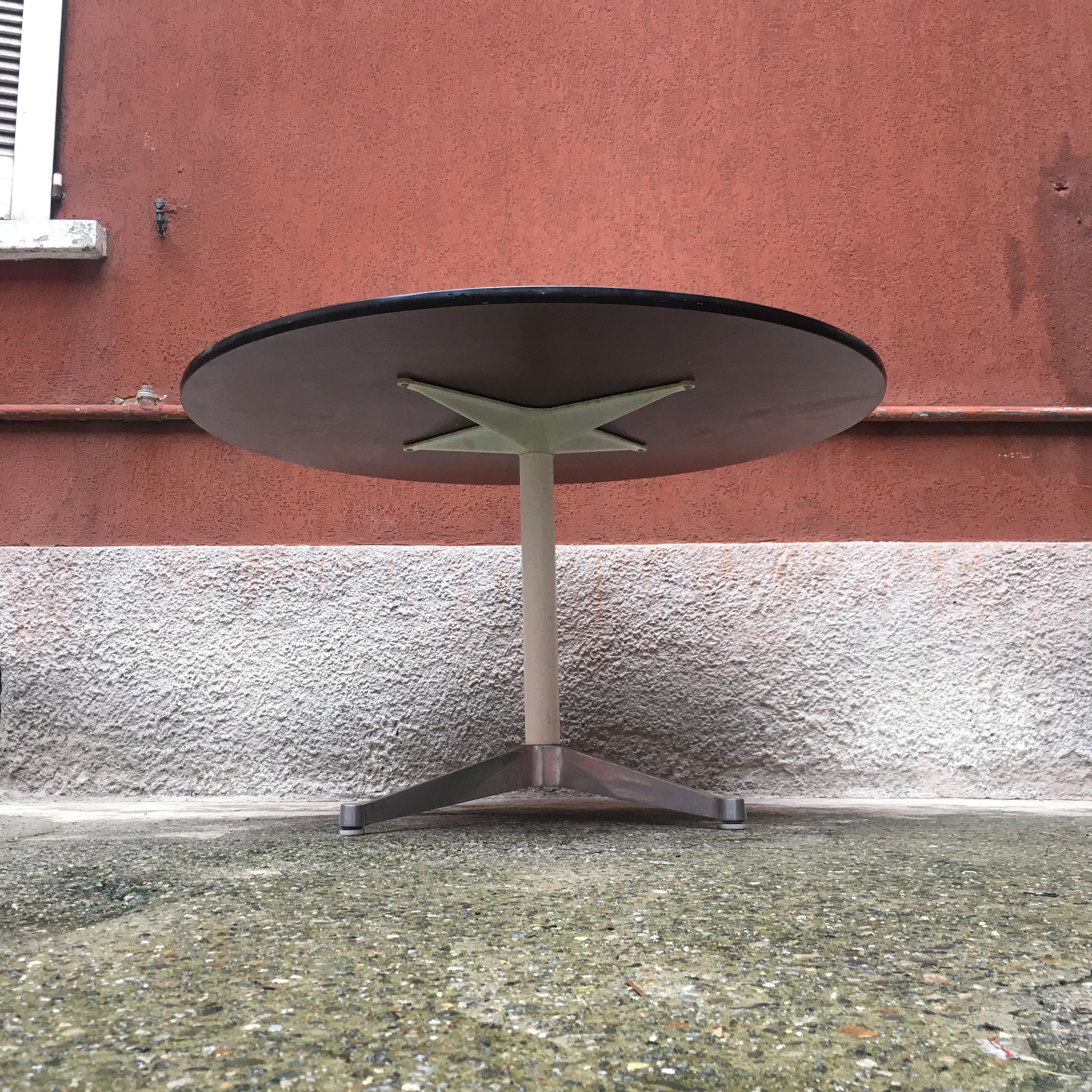 Italian White Enameled Round Dining Table, 1970s In Good Condition In MIlano, IT