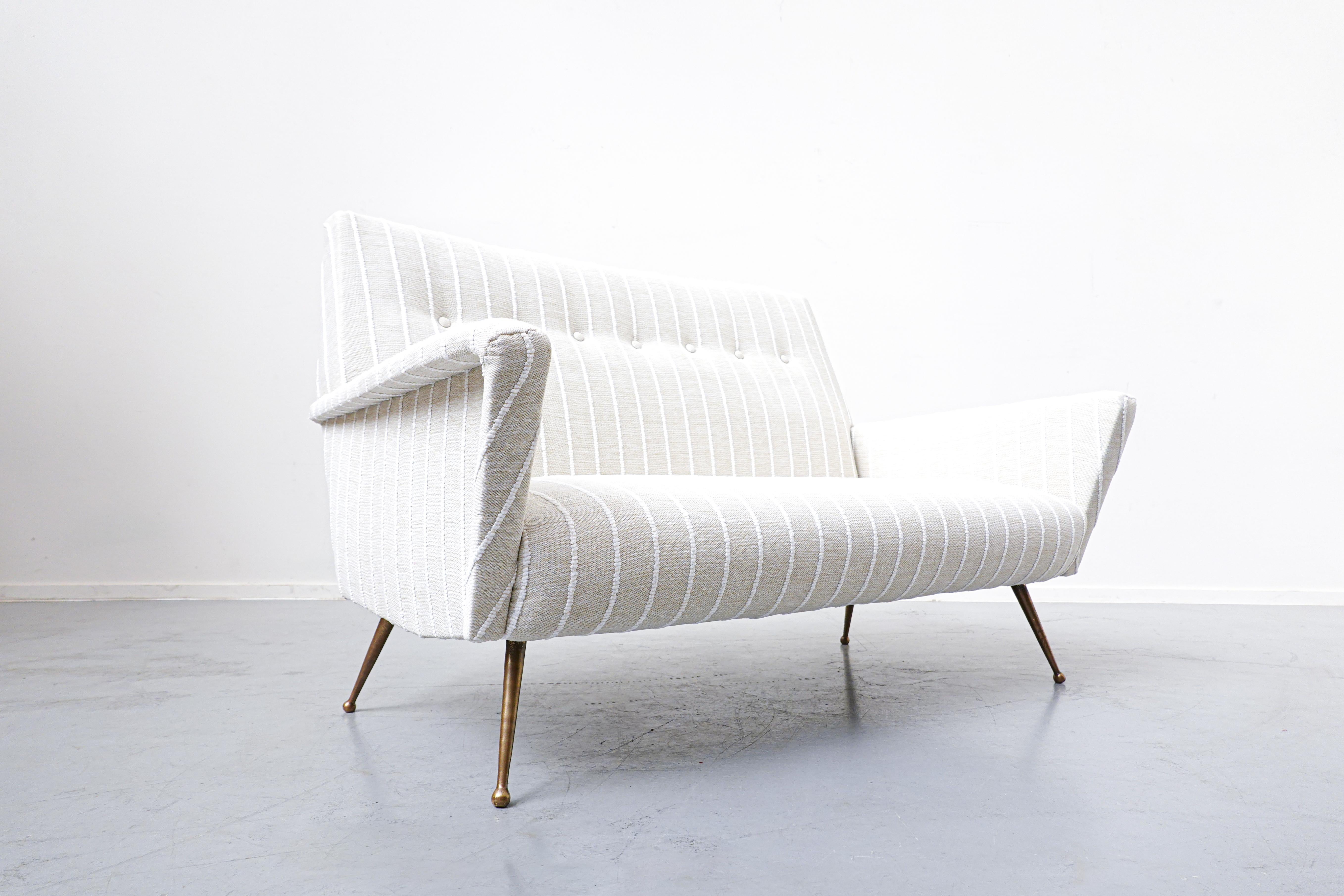 Italienisches Sofa aus weißem Stoff, 1950er-Jahre, neu gepolstert im Zustand „Gut“ im Angebot in Brussels, BE