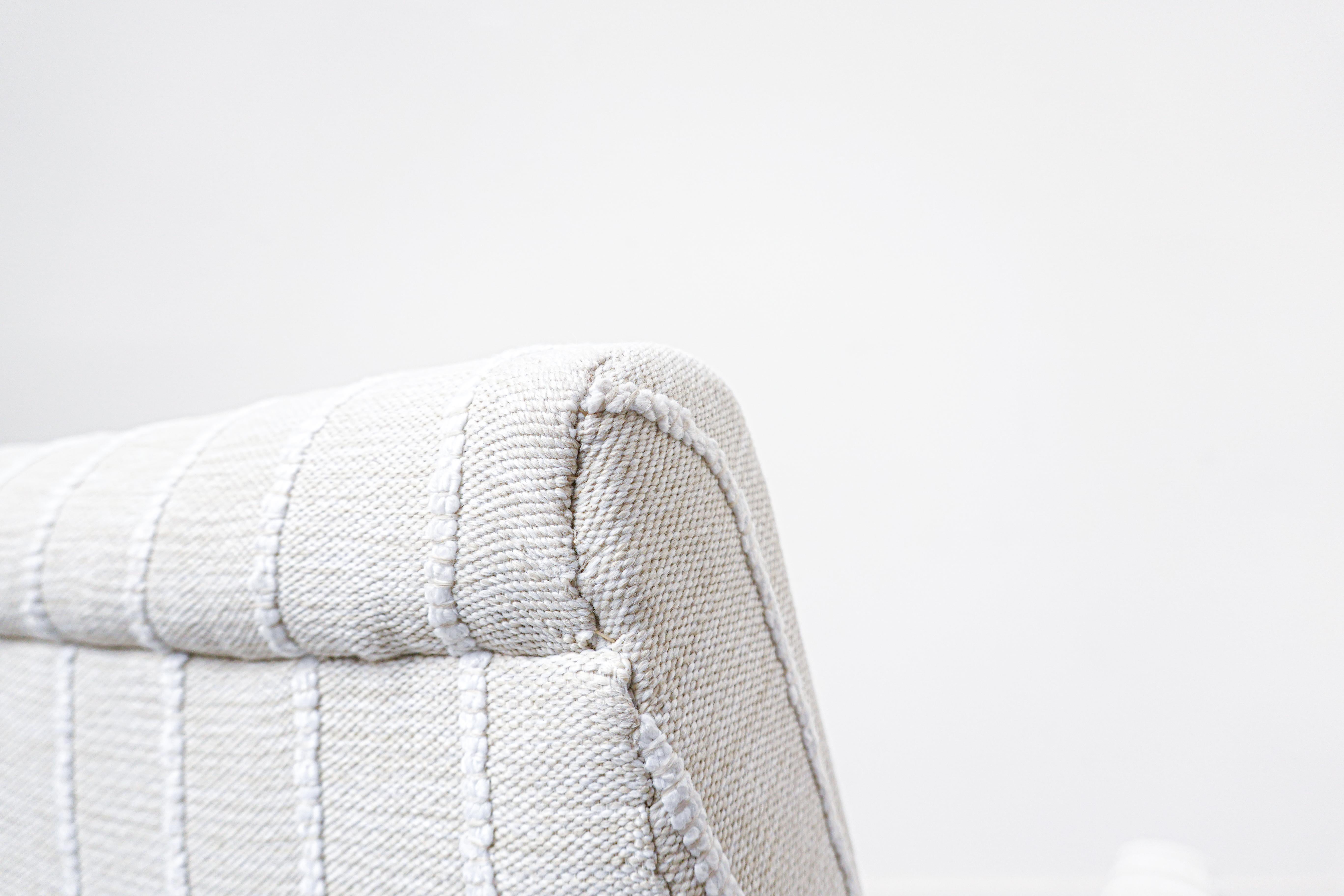 Italienisches Sofa aus weißem Stoff, 1950er-Jahre, neu gepolstert im Angebot 1