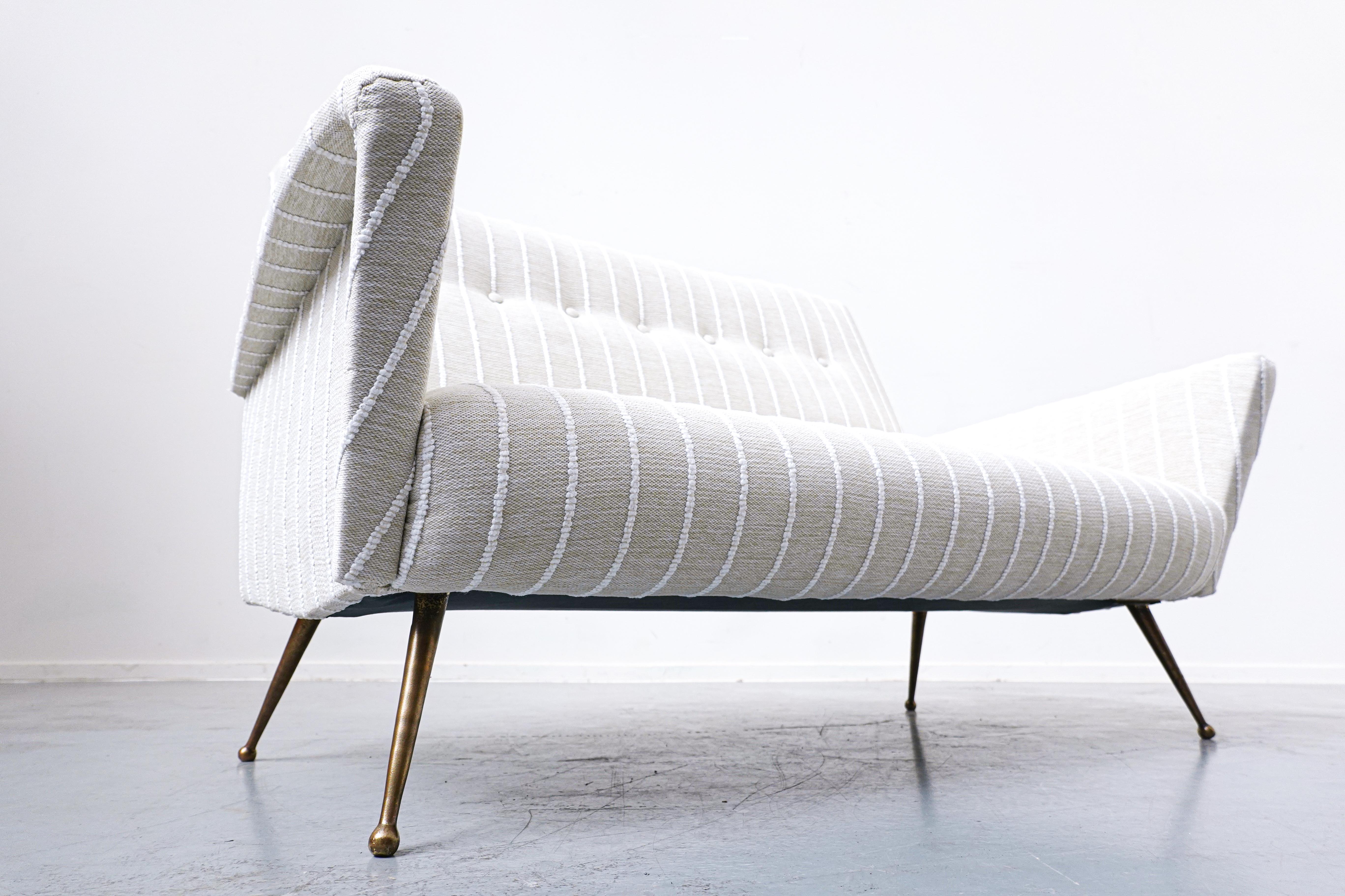 Italienisches Sofa aus weißem Stoff, 1950er-Jahre, neu gepolstert im Angebot 2
