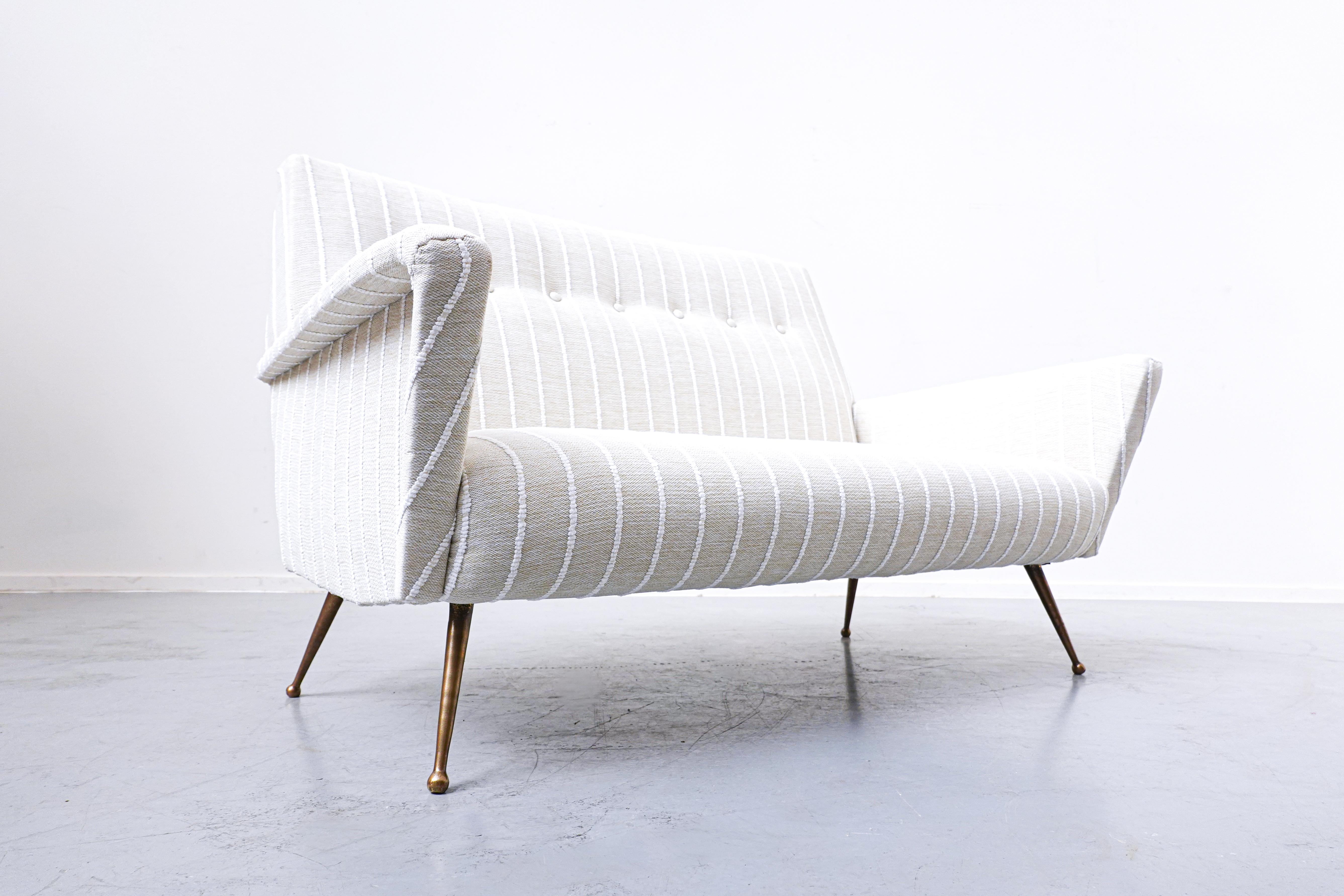 Italienisches Sofa aus weißem Stoff, 1950er-Jahre, neu gepolstert im Angebot 3