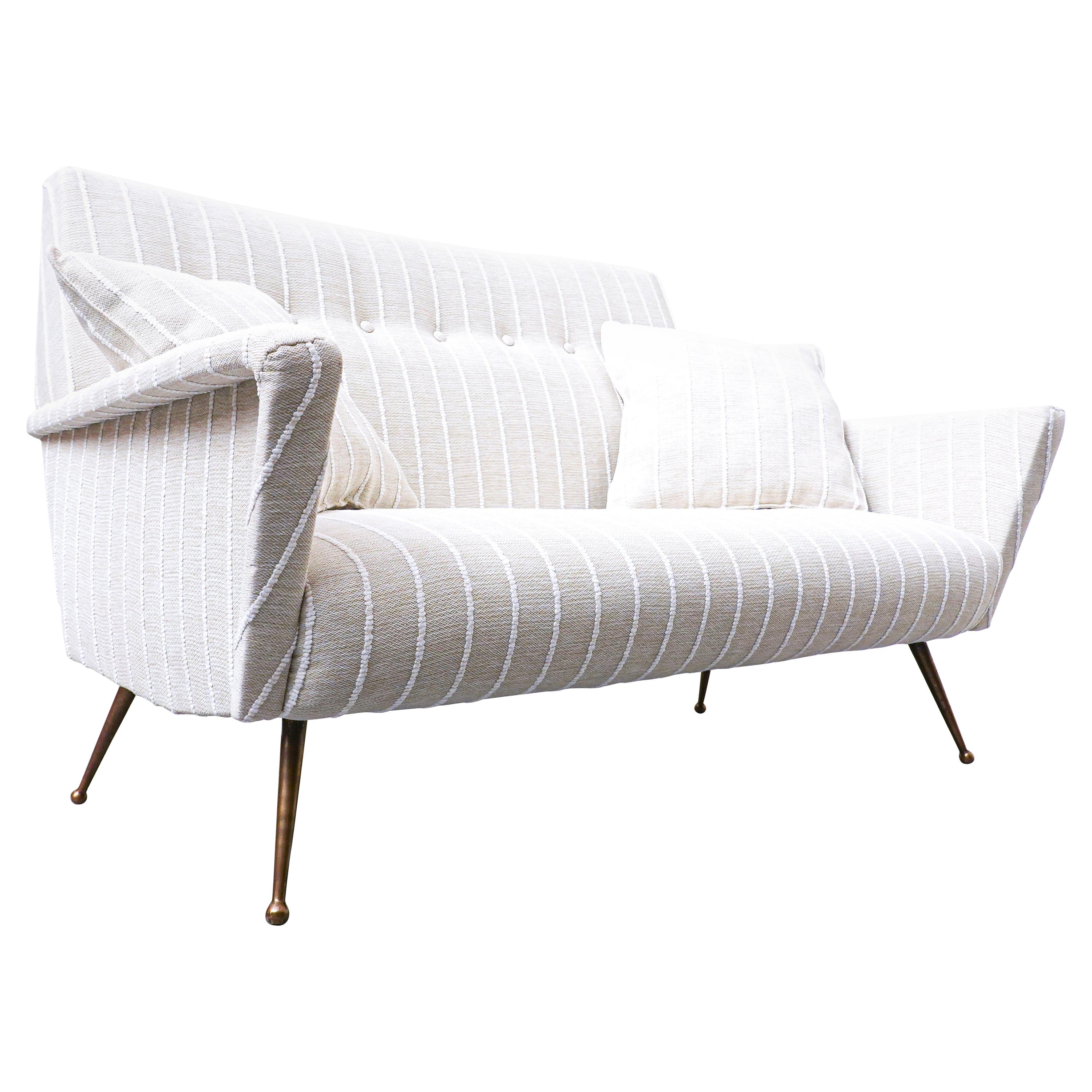 Italienisches Sofa aus weißem Stoff, 1950er-Jahre, neu gepolstert im Angebot