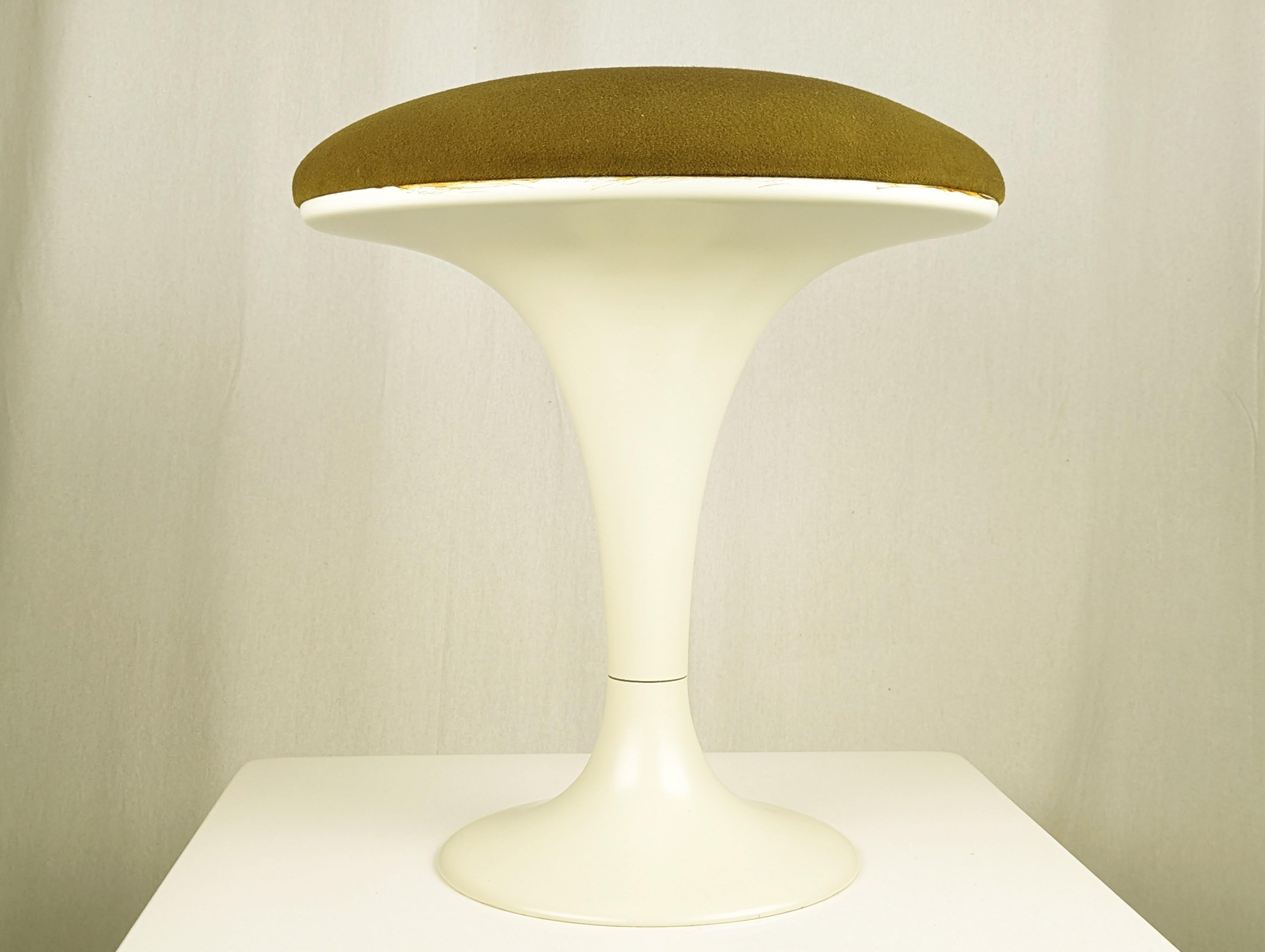 Space Age Sgabello italiano in fibra di vetro bianca e seduta verde oliva dell'era spaziale in vendita