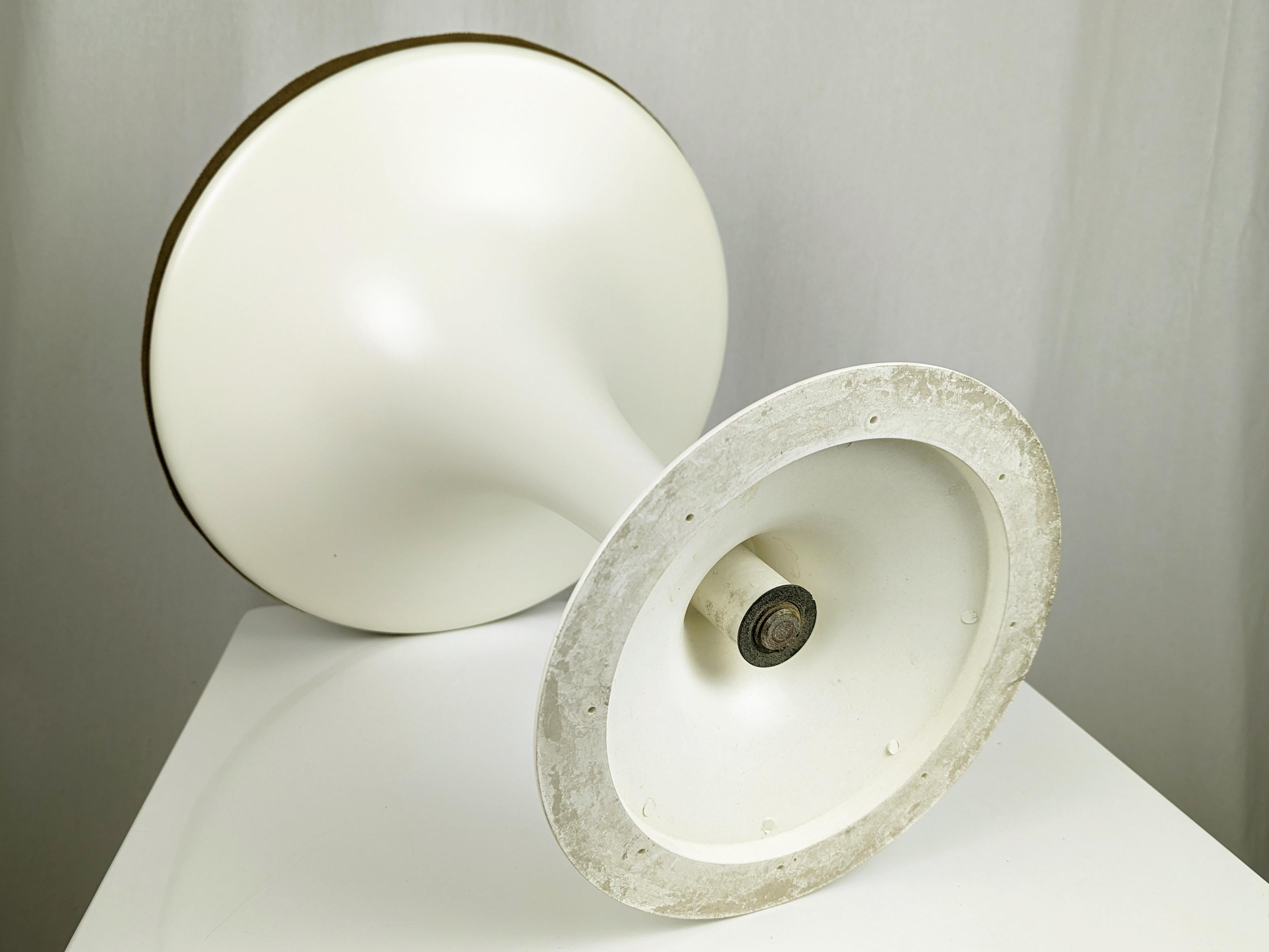 Metà XX secolo Sgabello italiano in fibra di vetro bianca e seduta verde oliva dell'era spaziale in vendita