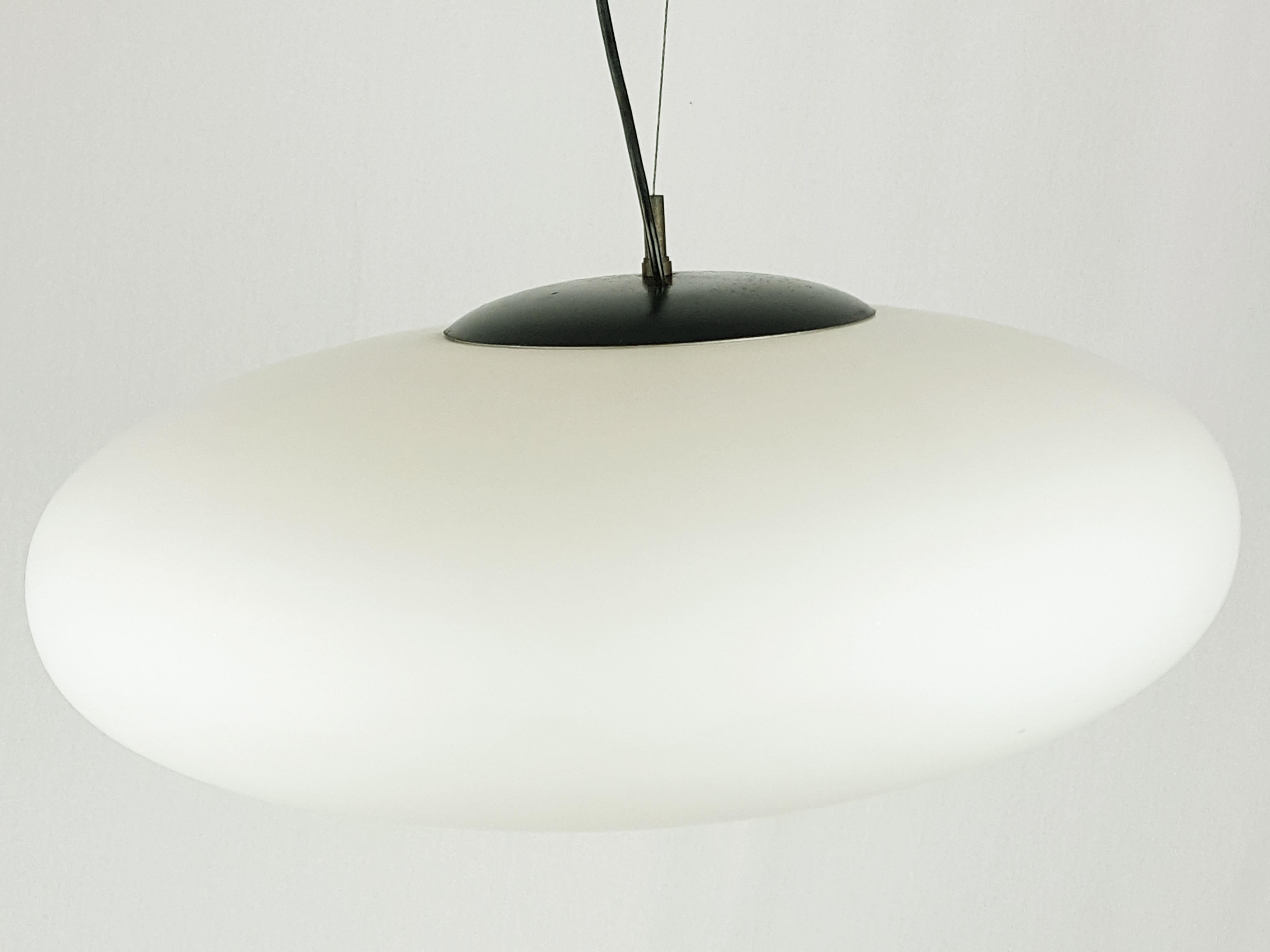 Italian White Glass, Brass, and Black Metal Pendant Lamp Attributed to Stilnovo In Good Condition For Sale In Varese, Lombardia