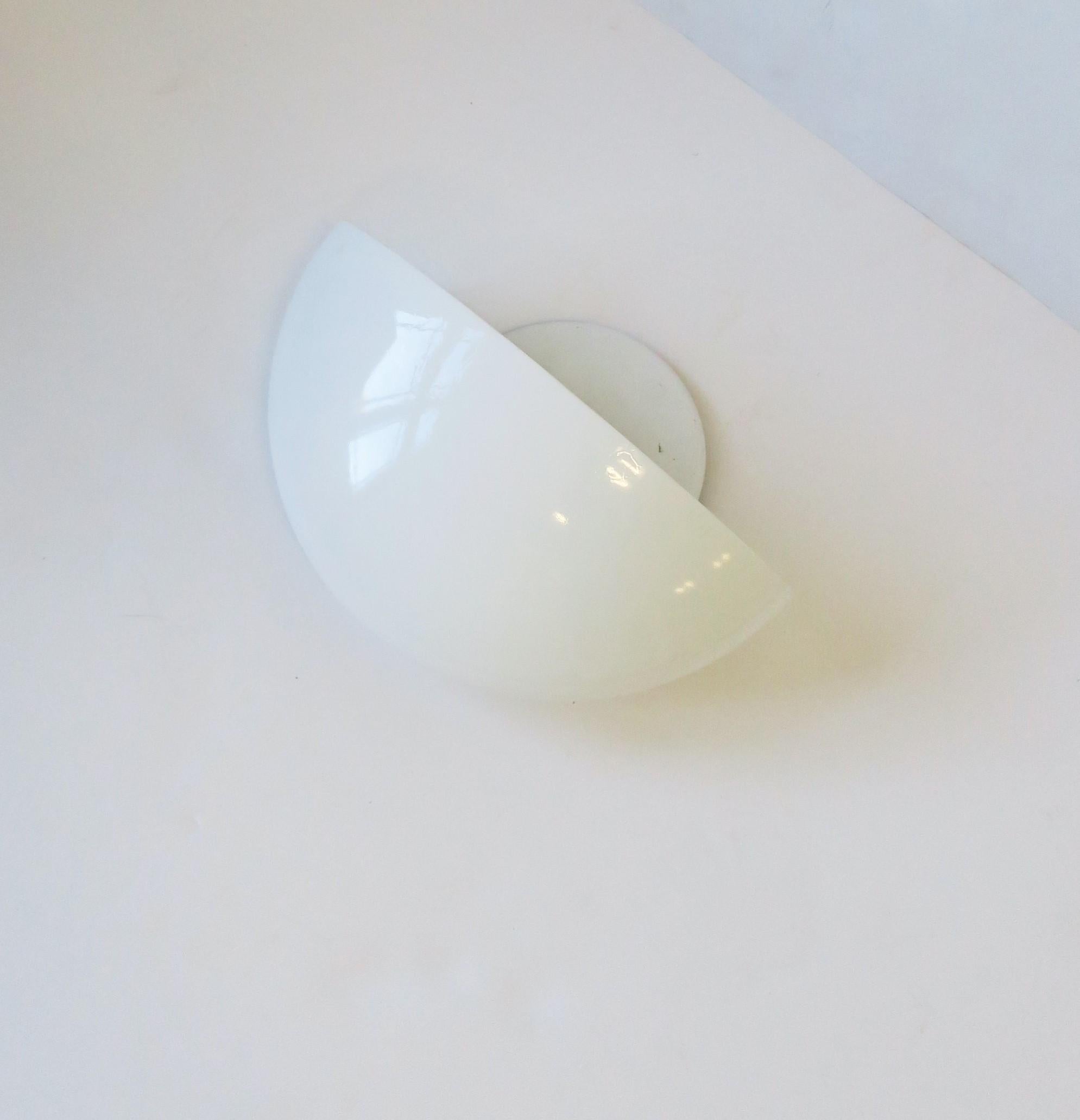 Italian Art Deco White Glass Wall Sconce by Rialto In Good Condition For Sale In New York, NY