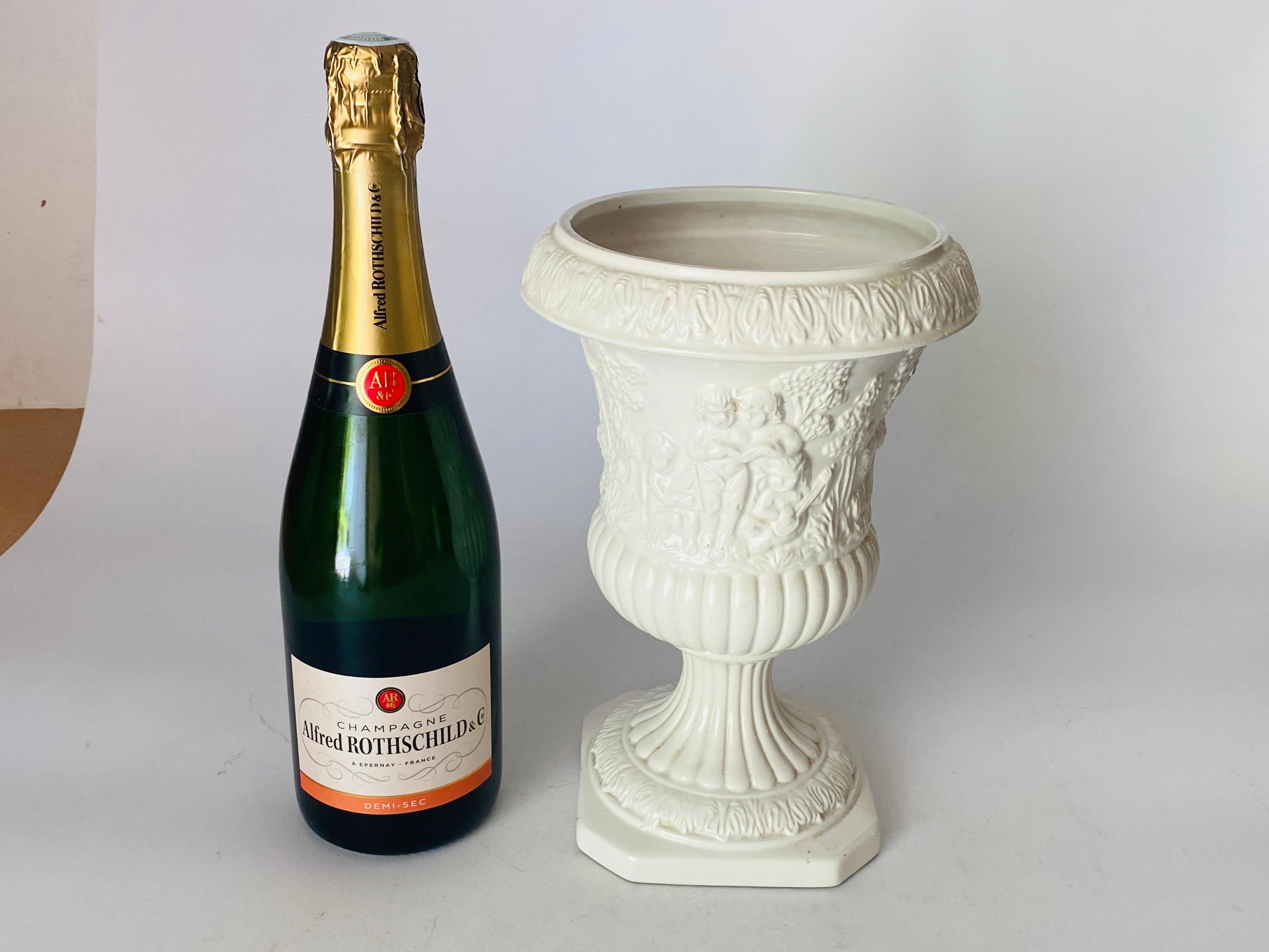 Urne ou vase en porcelaine blanche italienne Glased Porcelain by Bassano Circa 1930
