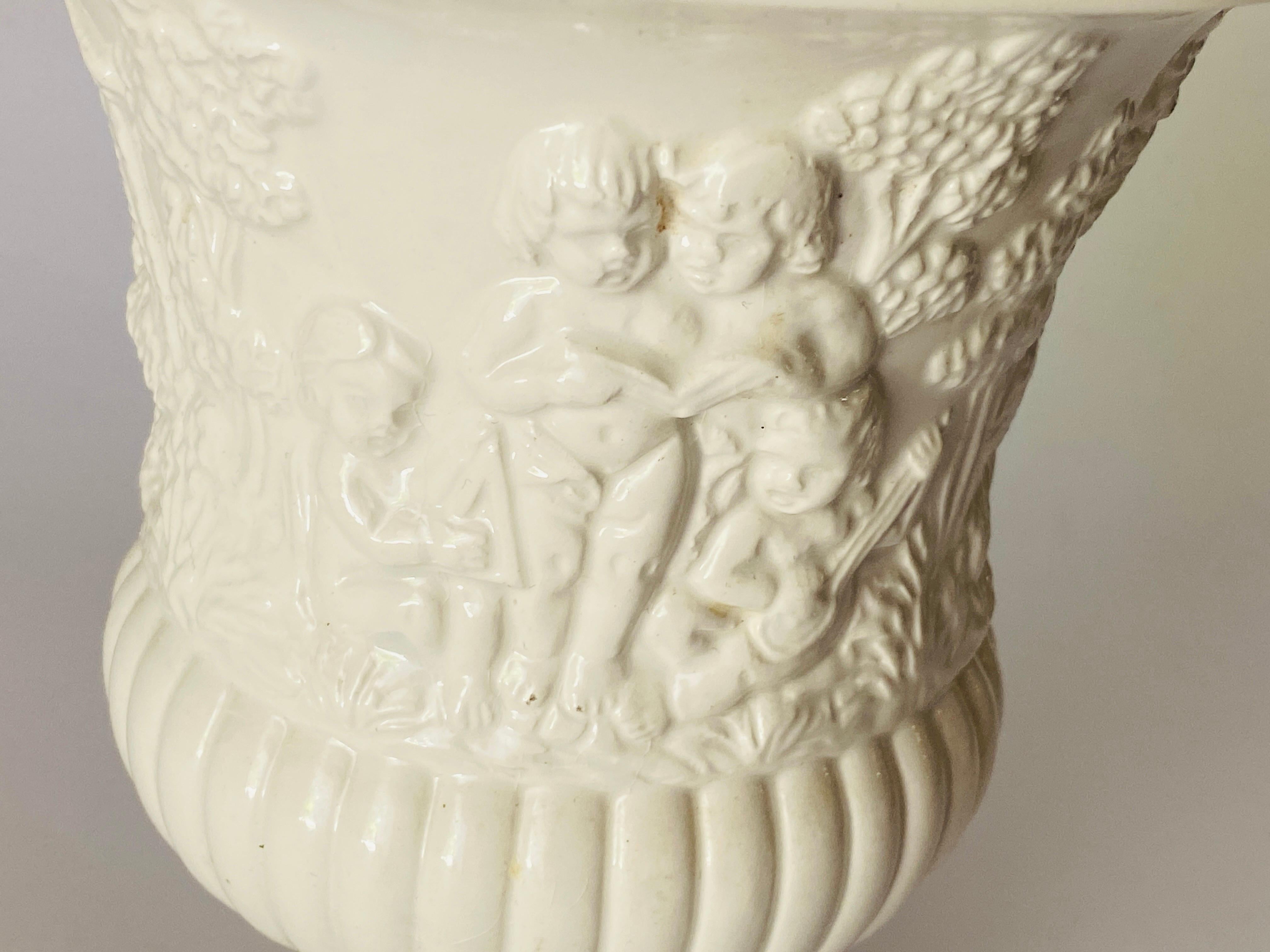 Italienische weiß glasierte Porzellanurnenvase aus glasiertem Porzellan von Bassano, um 1930 (Klassisch-römisch) im Angebot