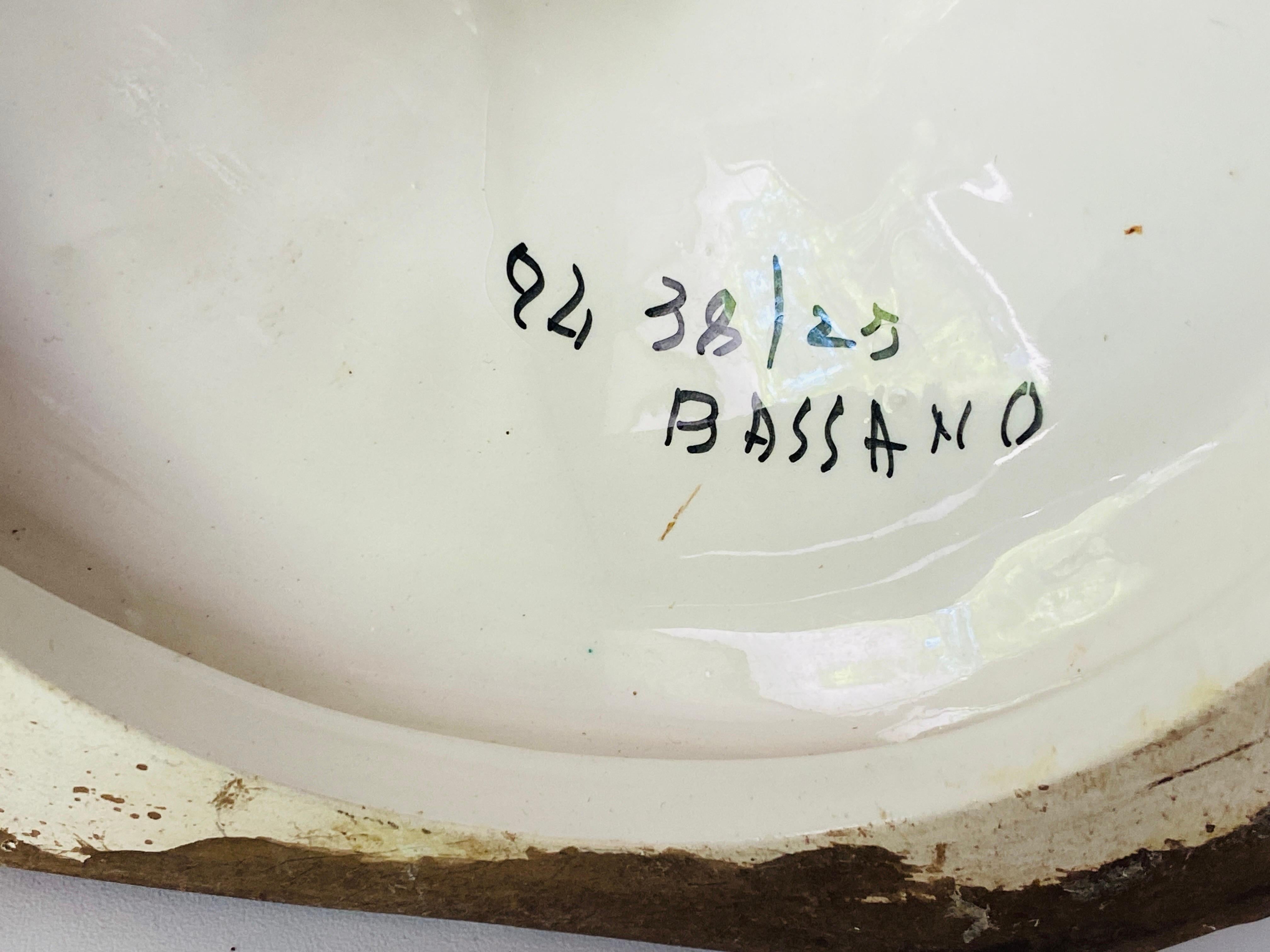 Italienische weiß glasierte Porzellanurnenvase aus glasiertem Porzellan von Bassano, um 1930 im Zustand „Gut“ im Angebot in Auribeau sur Siagne, FR