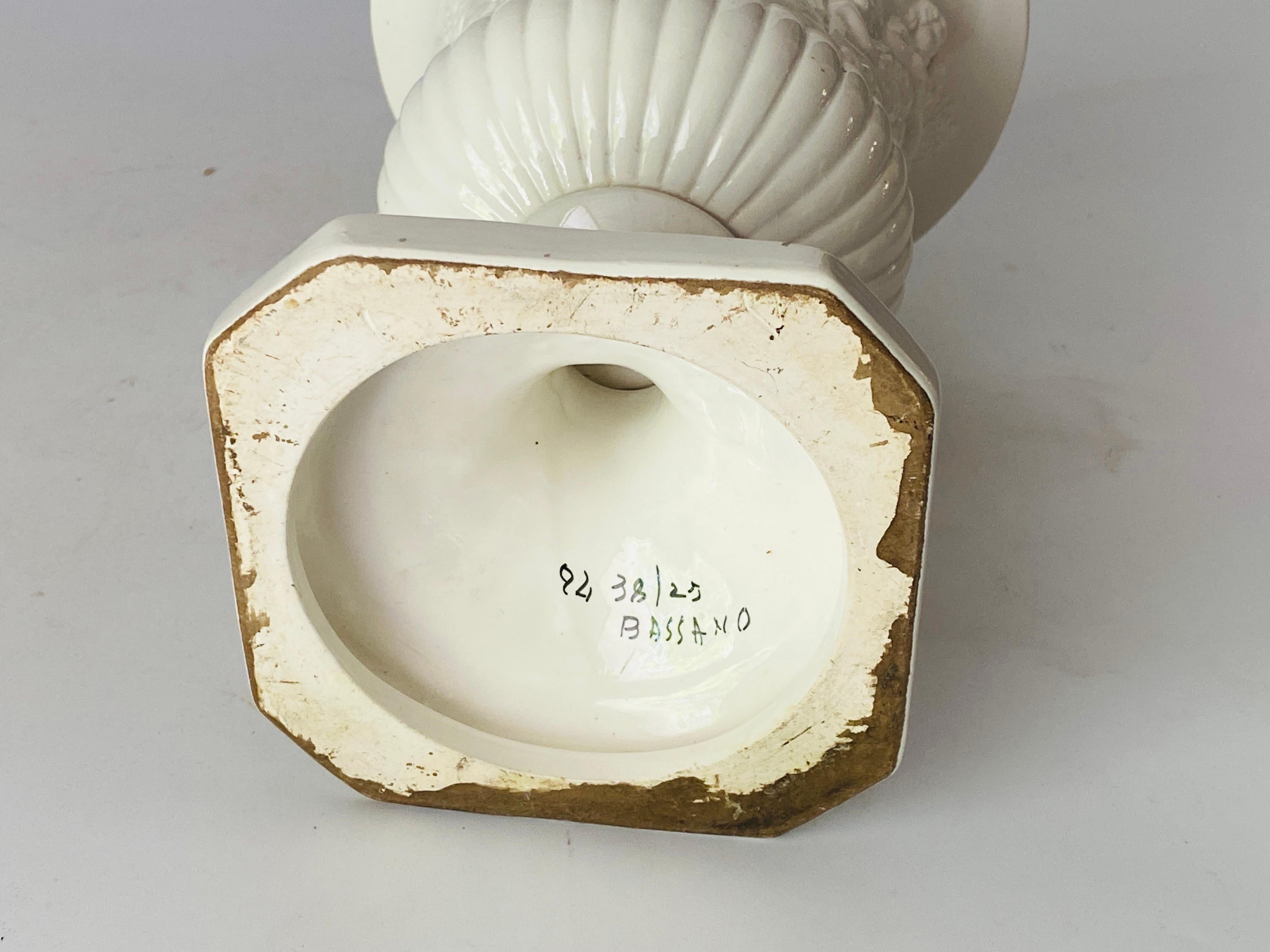 Italienische weiß glasierte Porzellanurnenvase aus glasiertem Porzellan von Bassano, um 1930 (20. Jahrhundert) im Angebot