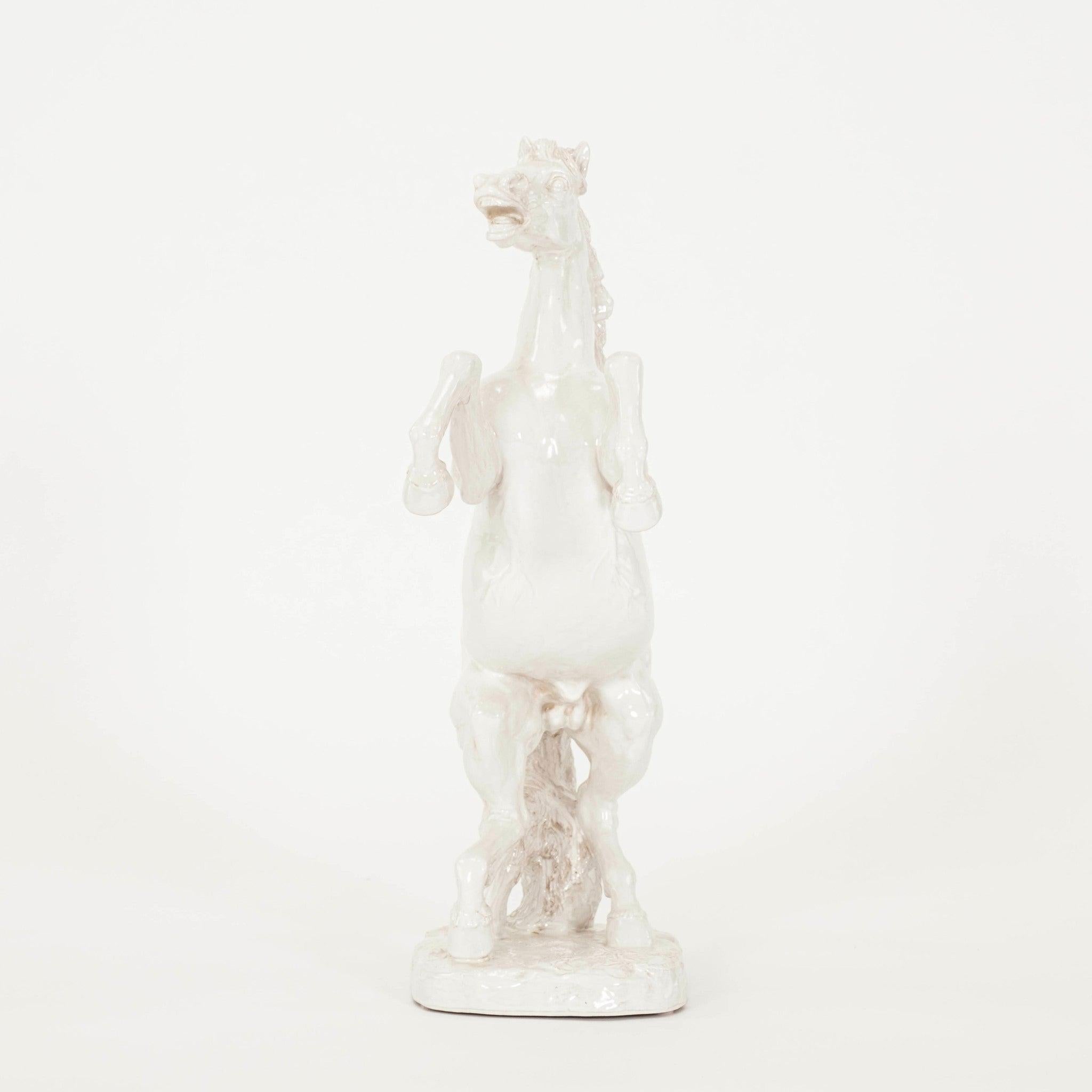 Caballo italiano de terracota esmaltada blanca de los años 60.
