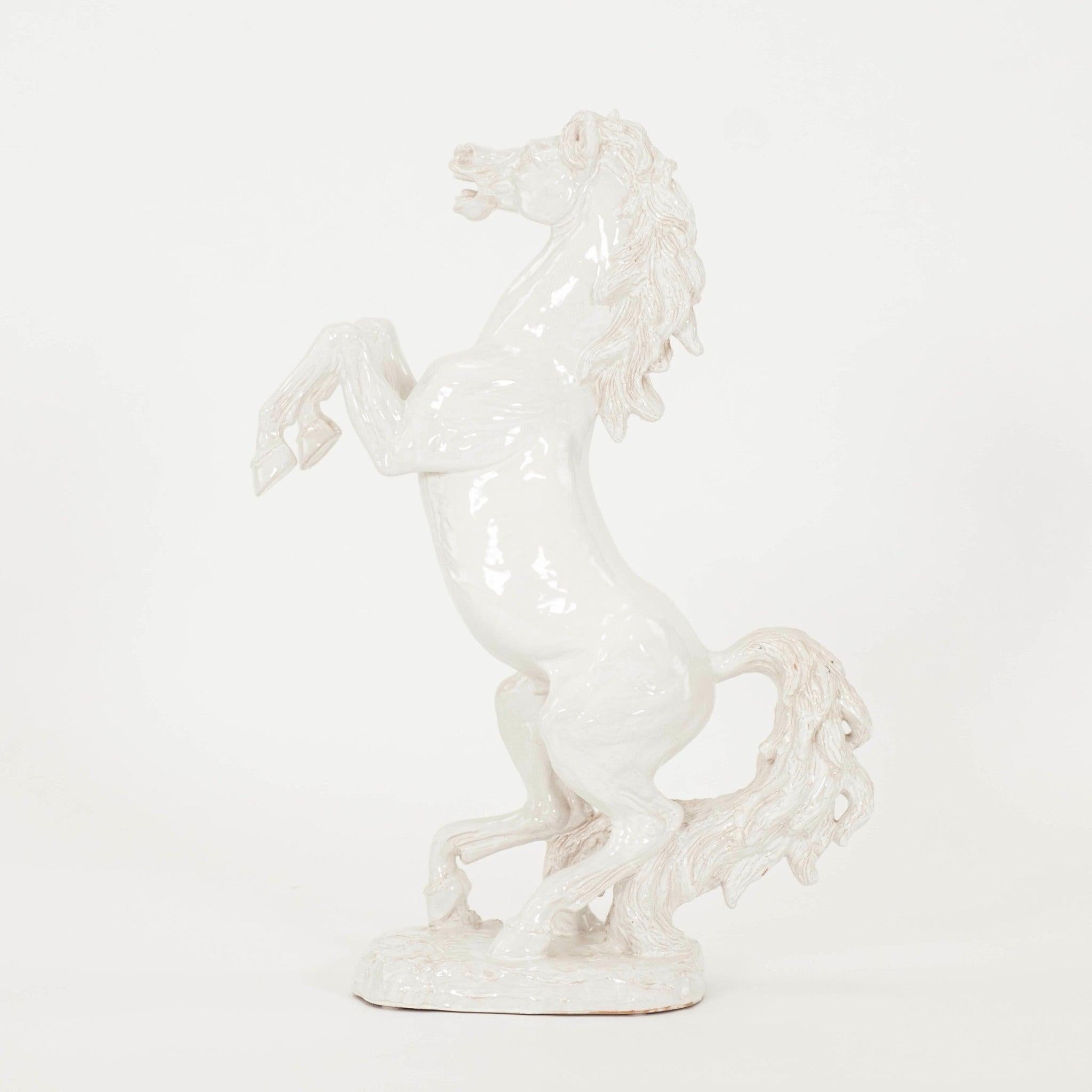 Escultura italiana de caballo de terracota esmaltada en blanco Regencia de Hollywood en venta