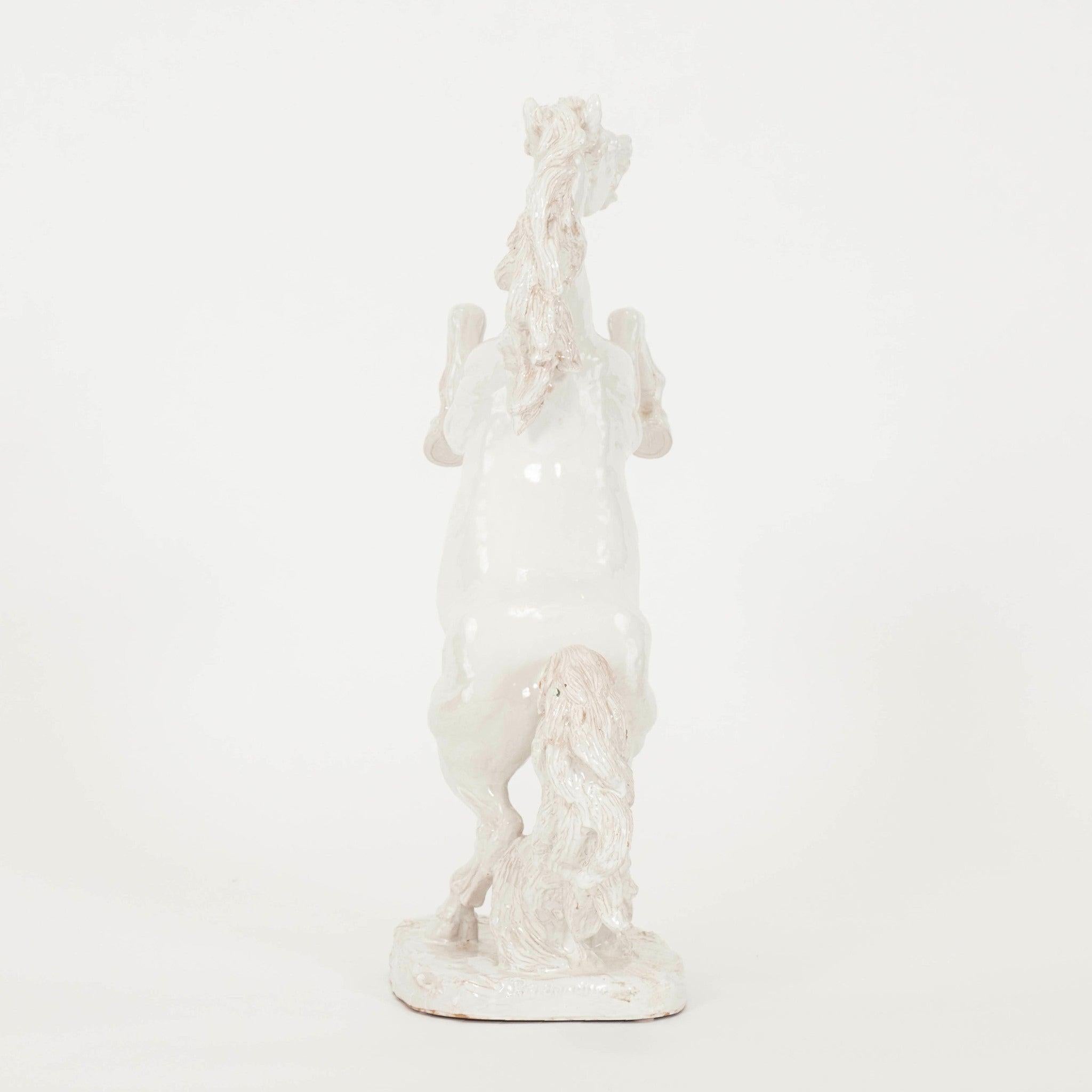 Escultura italiana de caballo de terracota esmaltada en blanco Italiano en venta