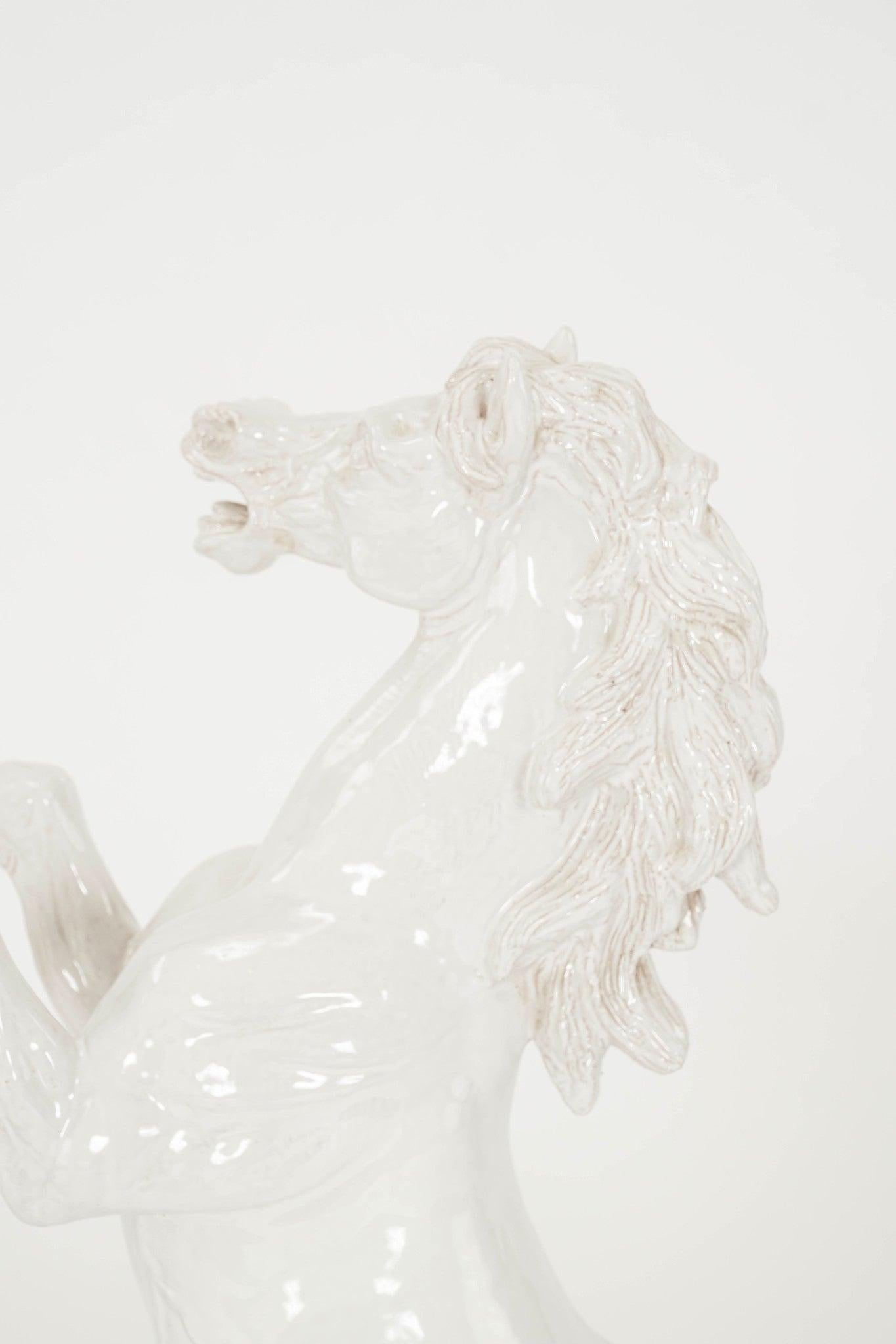 Escultura italiana de caballo de terracota esmaltada en blanco Glaseado en venta