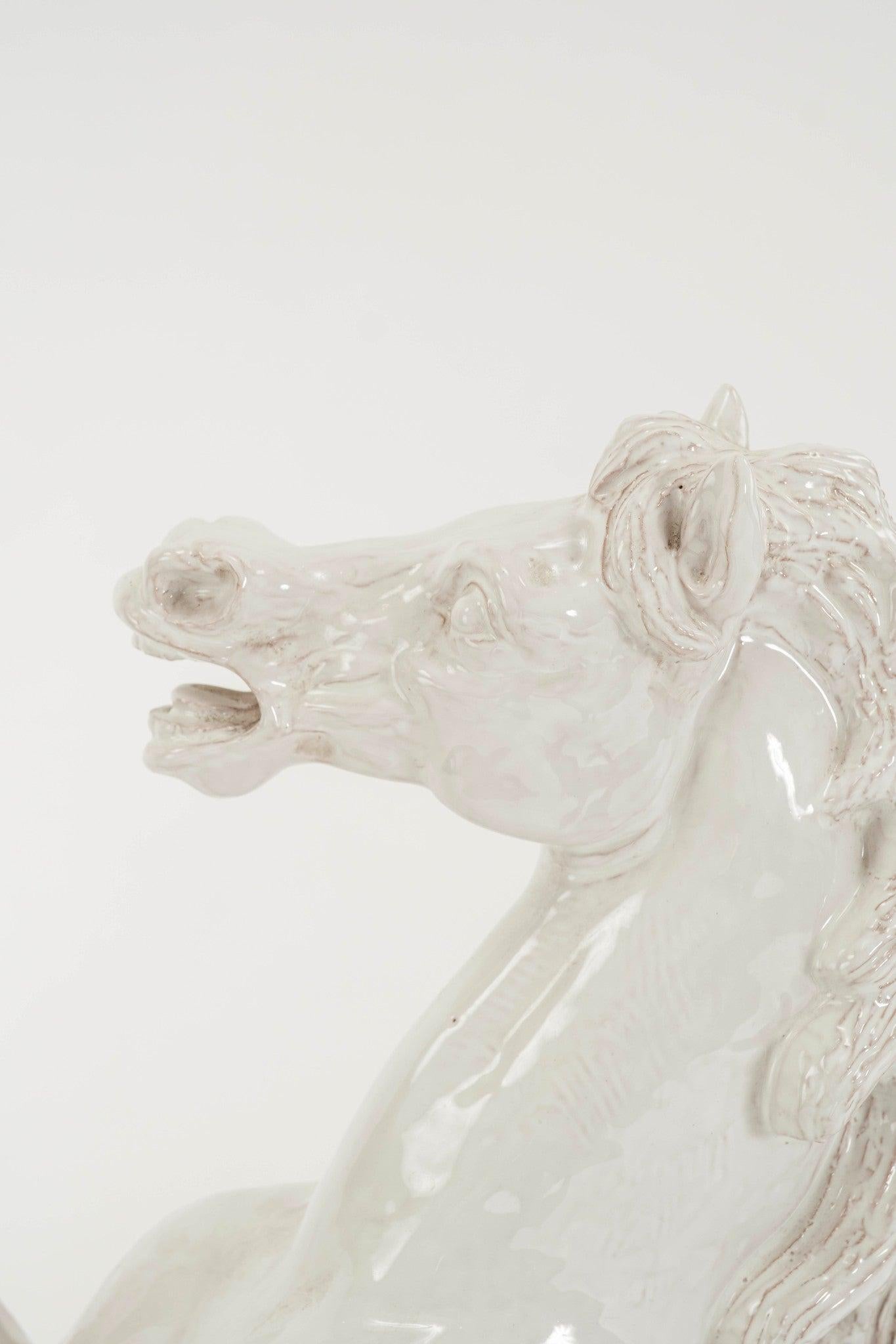 Escultura italiana de caballo de terracota esmaltada en blanco en Bueno estado para la venta en Houston, TX