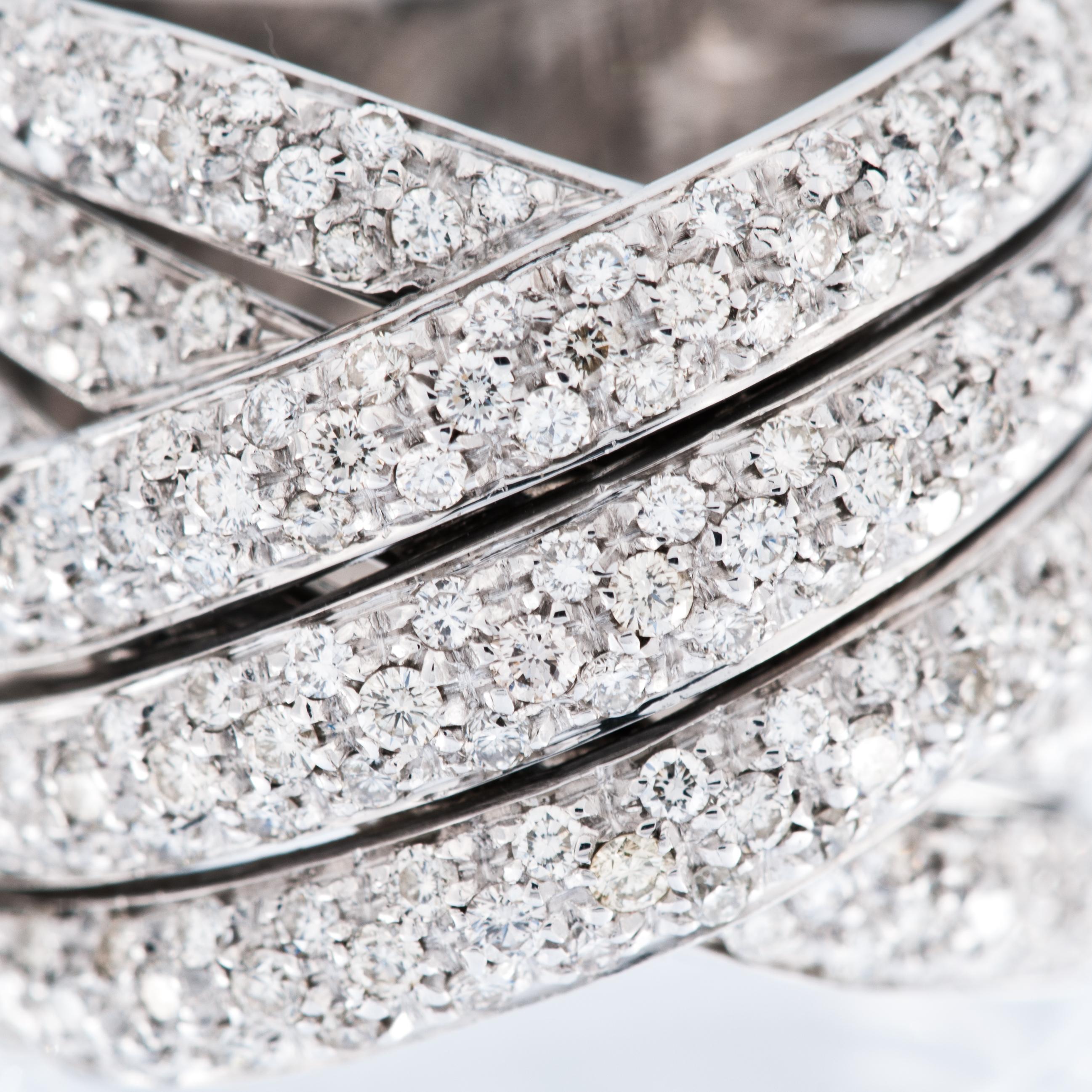 Italian White Gold Band Ring with Diamonds  In Excellent Condition For Sale In Esch sur Alzette, Esch-sur-Alzette