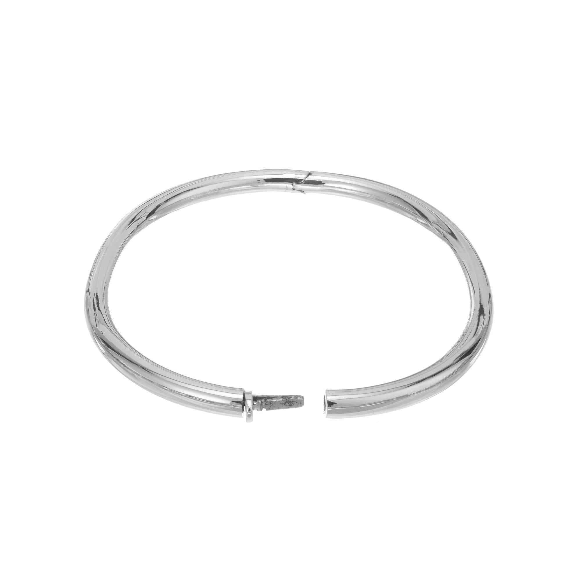 18k white gold 4mm Italian made bangle bracelet. Fits up to 7.5 wrist. 

18k white gold 
Stamped: 750
21.3 grams
Width: 4.0 mm
Thickness/depth: 3.9mm
Inside dimensions: 2.5 x 2 Inches 
