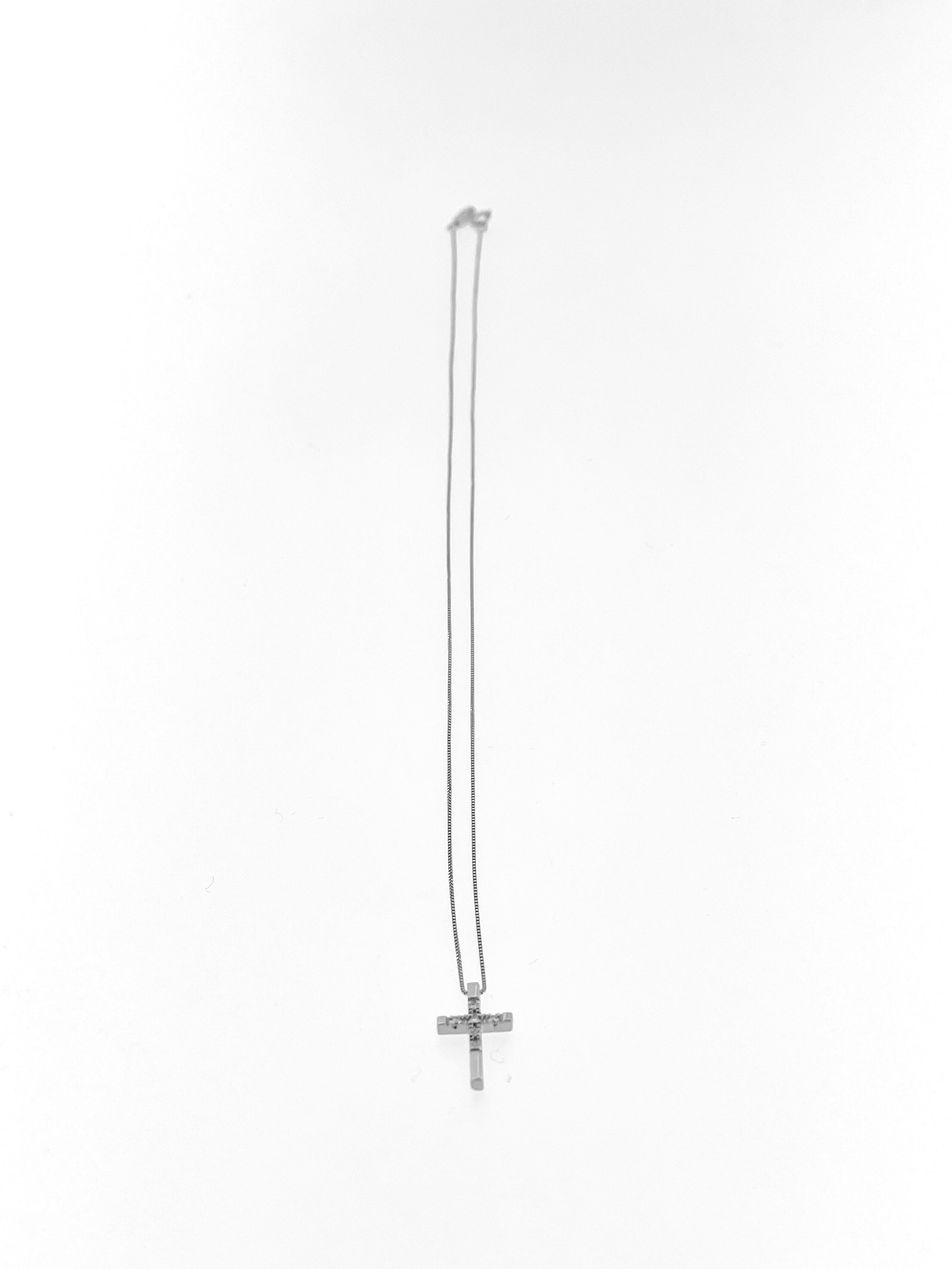 La collana di croci in oro bianco con diamanti di Four Line è un pezzo squisito che combina il classico simbolismo religioso con l'eleganza contemporanea. Realizzata in lussuoso oro bianco 18kt, questa collana presenta un design a croce raffinato e