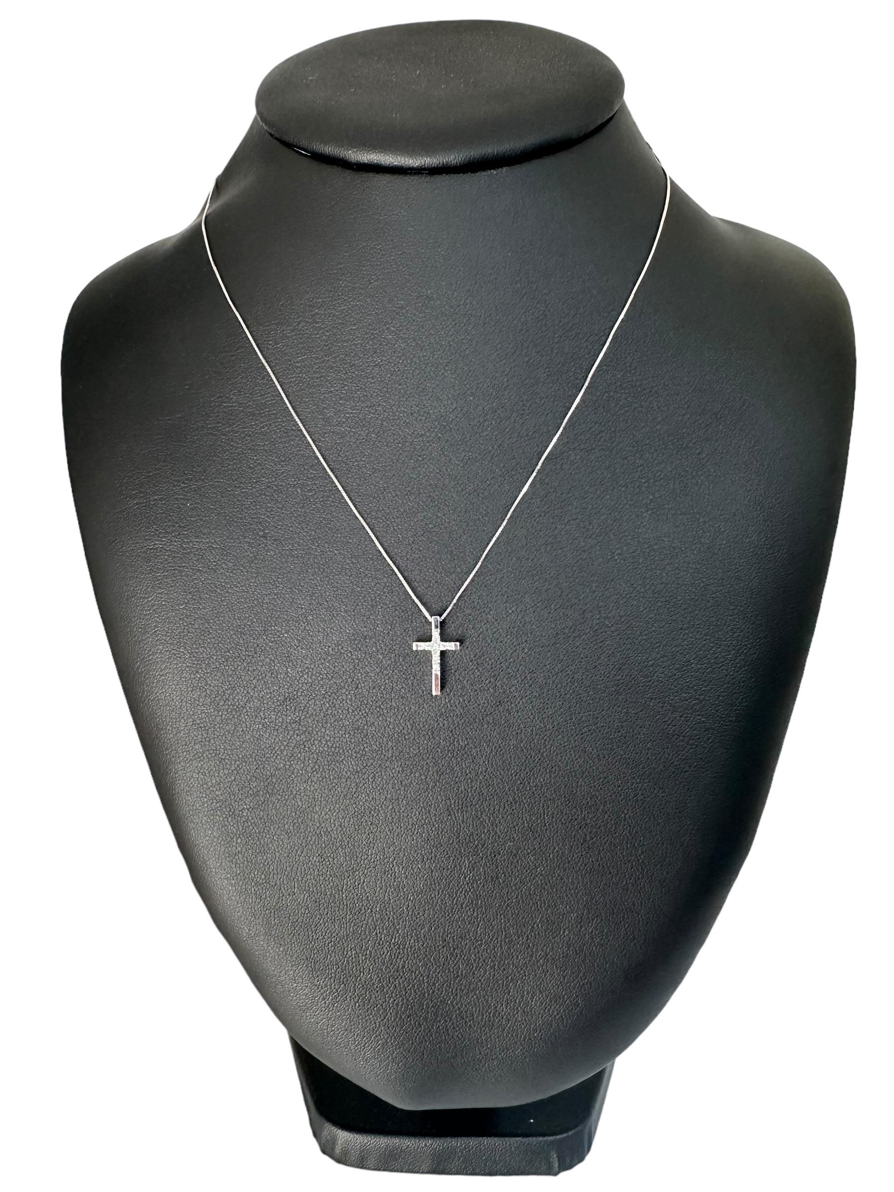 Moderno Collana con croce in oro bianco con diamanti di Four Line in vendita
