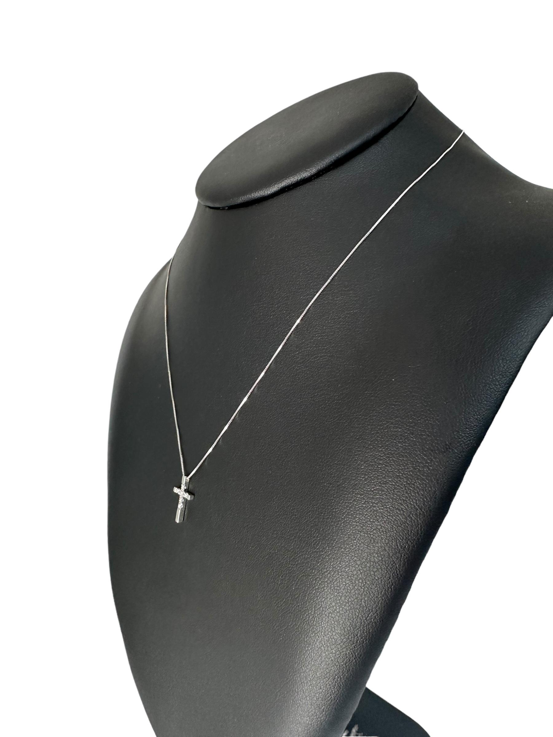 Taglio brillante Collana con croce in oro bianco con diamanti di Four Line in vendita
