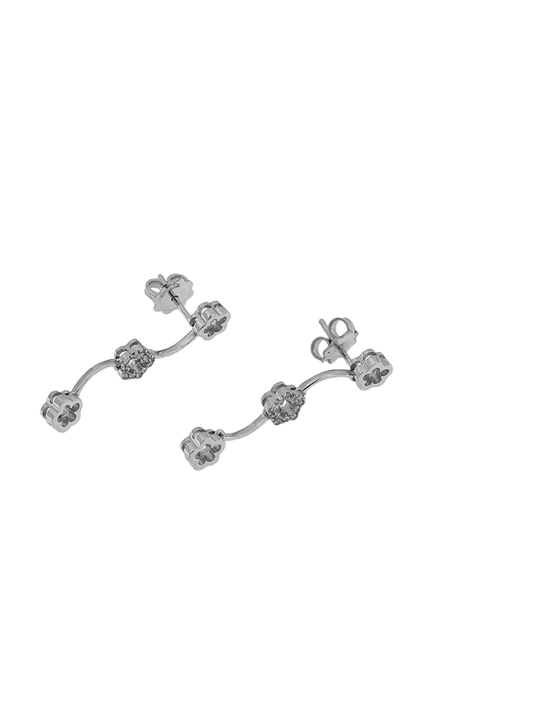 Moderne Pendants d'oreilles italiens en or blanc en forme de fleur avec diamants en vente