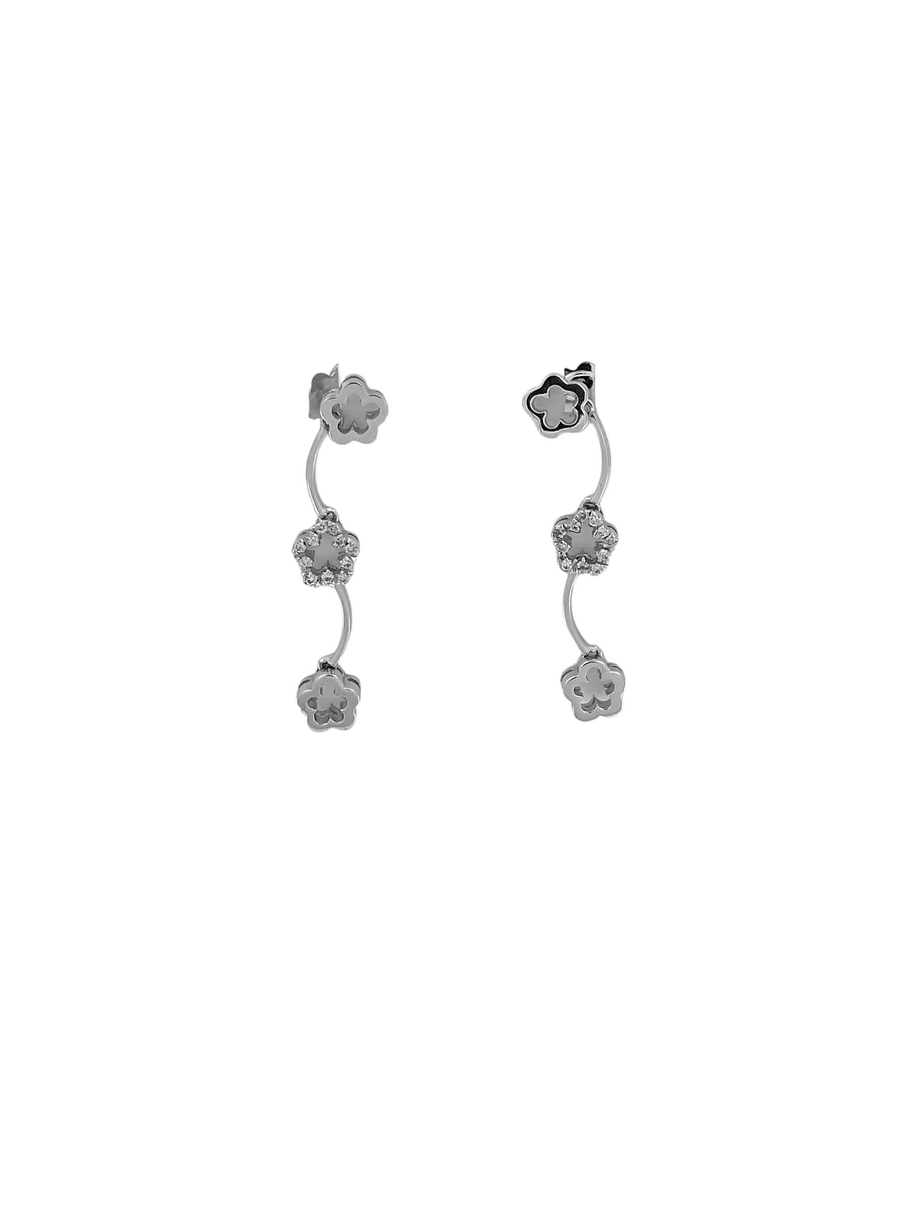 Taille brillant Pendants d'oreilles italiens en or blanc en forme de fleur avec diamants en vente