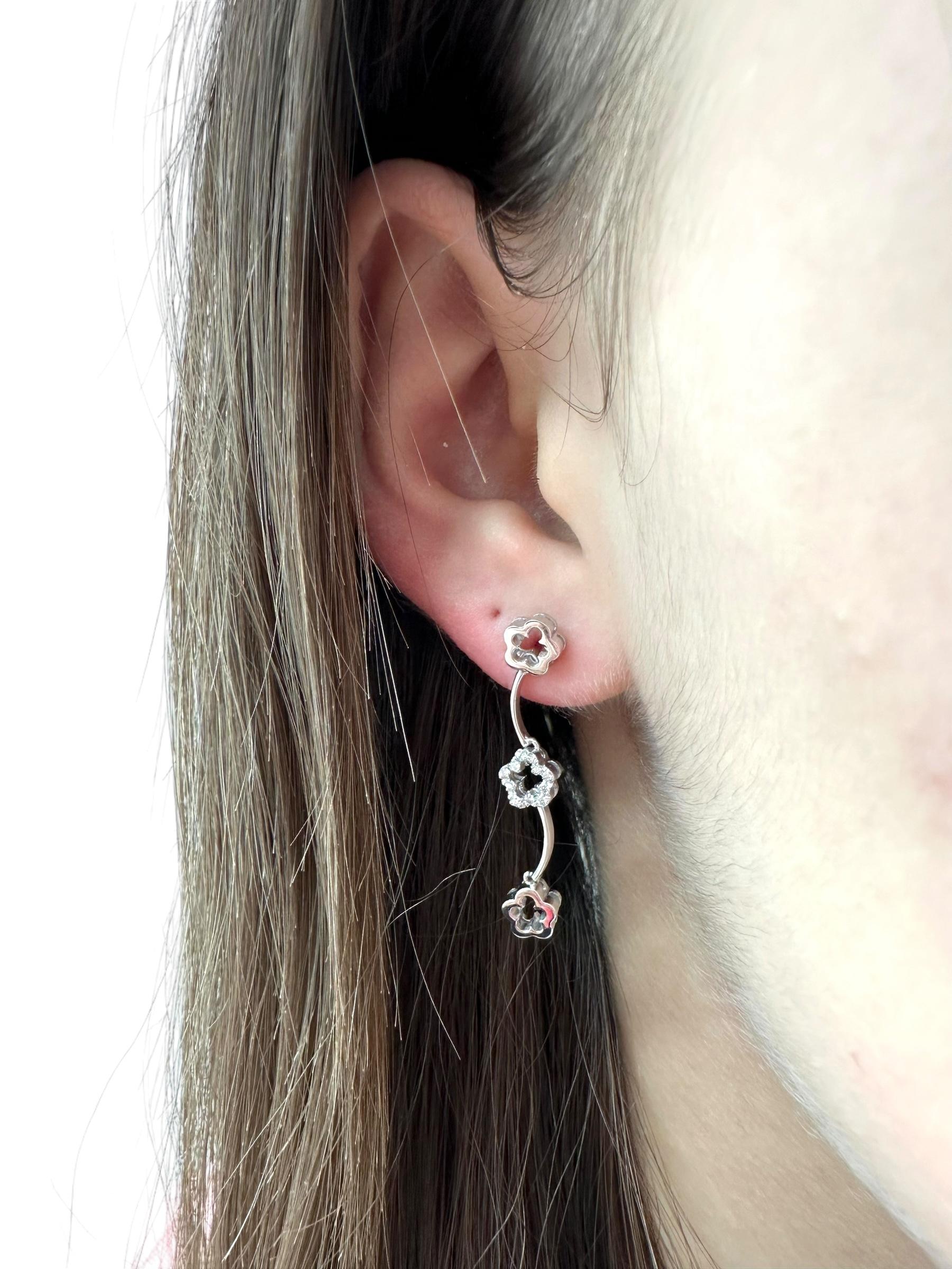 Pendants d'oreilles italiens en or blanc en forme de fleur avec diamants Bon état - En vente à Esch sur Alzette, Esch-sur-Alzette