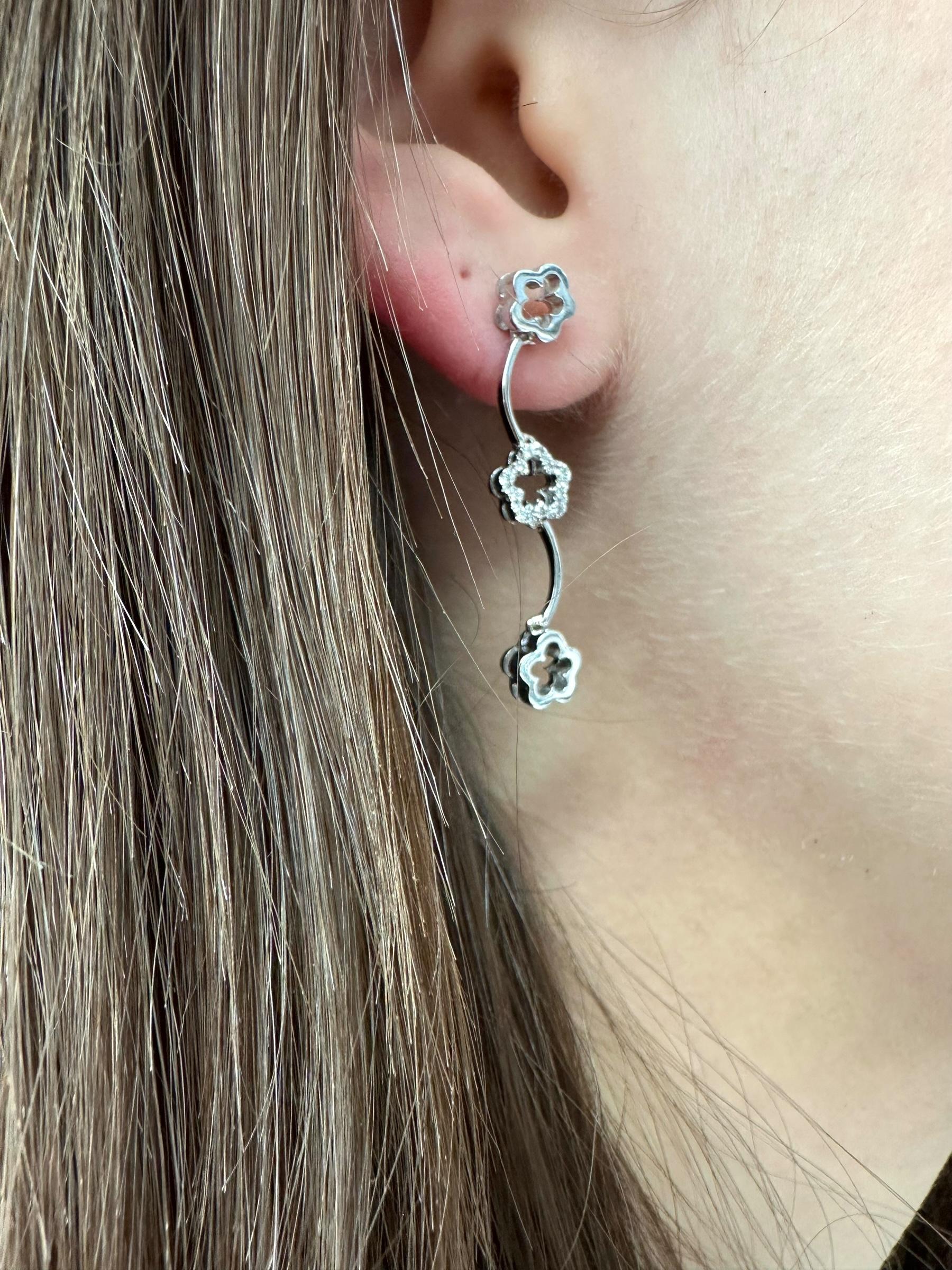 Pendants d'oreilles italiens en or blanc en forme de fleur avec diamants Unisexe en vente