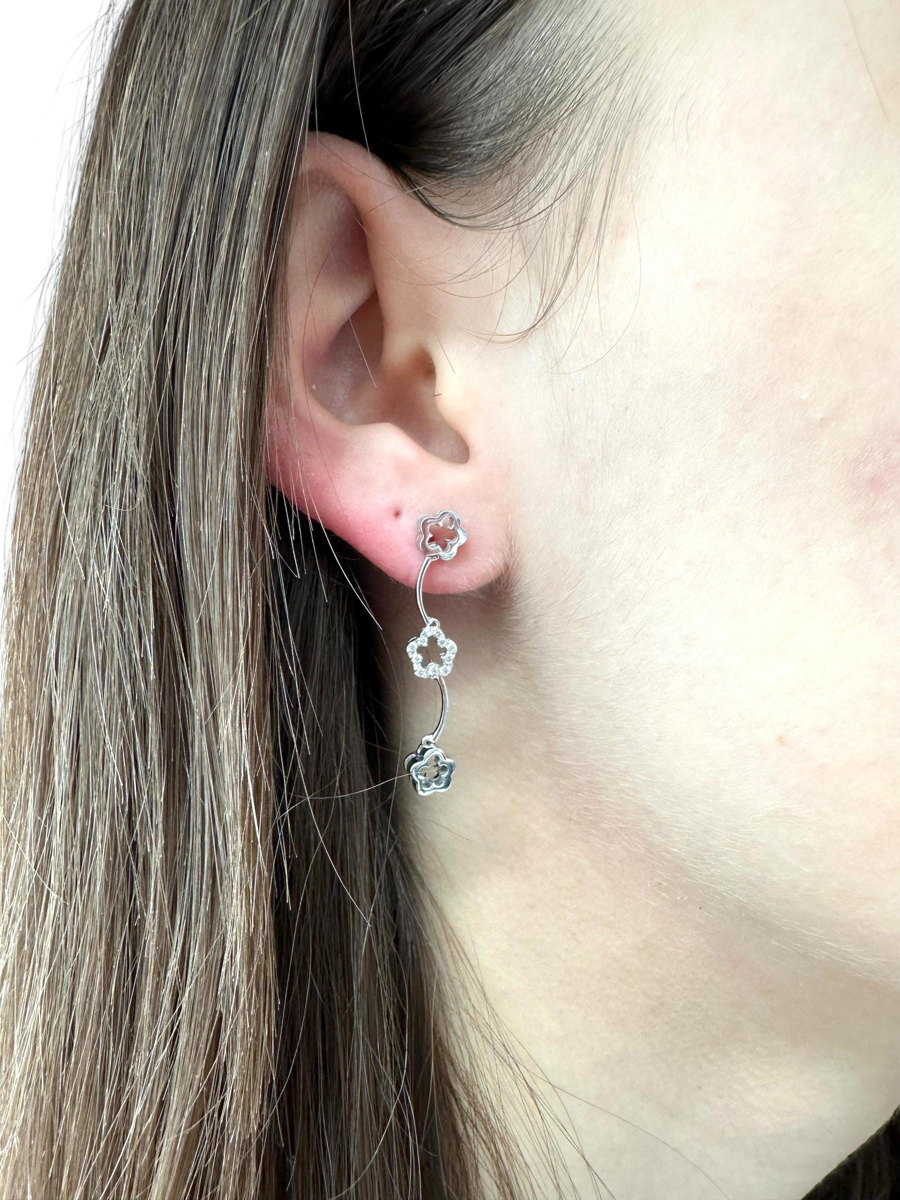 Pendants d'oreilles italiens en or blanc en forme de fleur avec diamants en vente 1