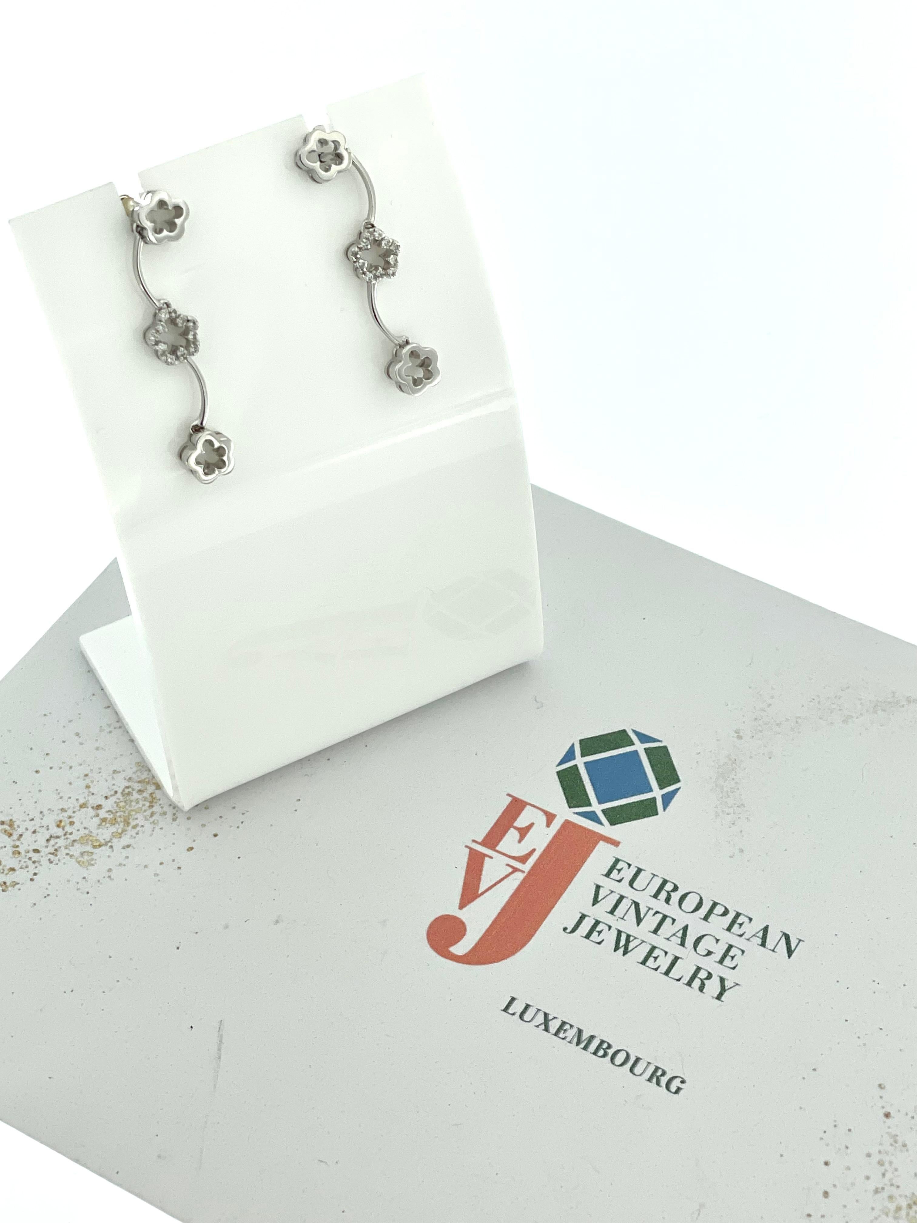 Pendants d'oreilles italiens en or blanc en forme de fleur avec diamants en vente 2