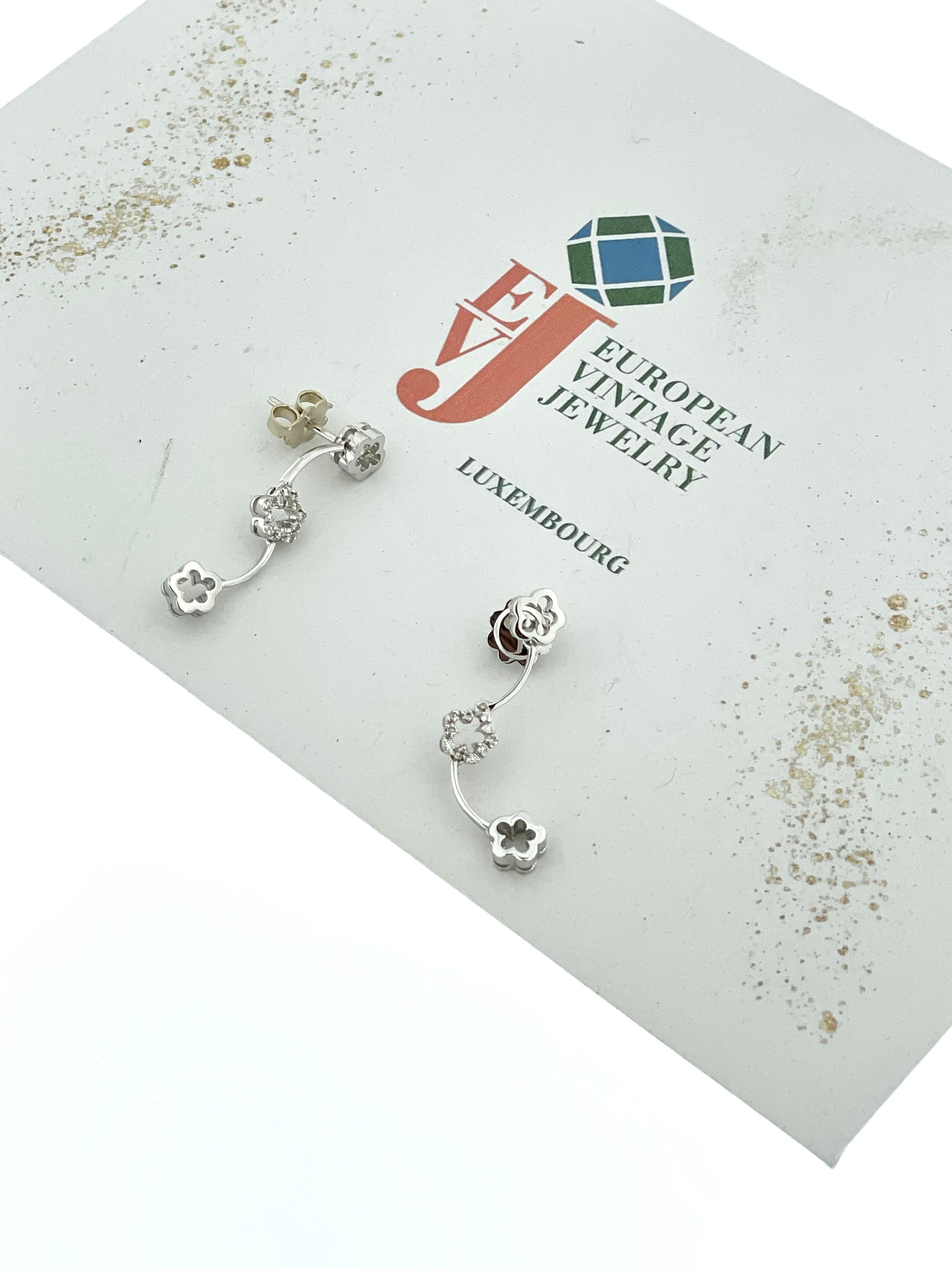 Pendants d'oreilles italiens en or blanc en forme de fleur avec diamants en vente 3